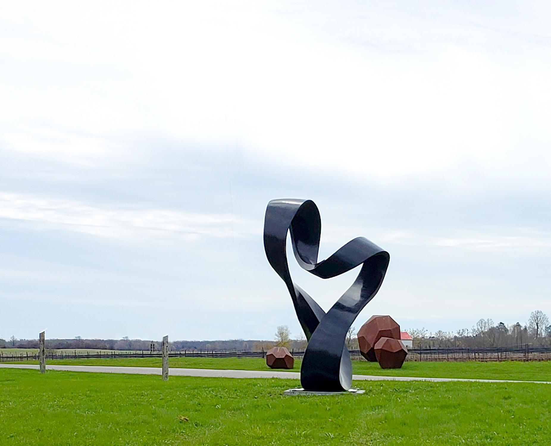 Overture 3/5 - sculpture abstraite à grande échelle, lisse, en granit noir, pour l'extérieur en vente 8