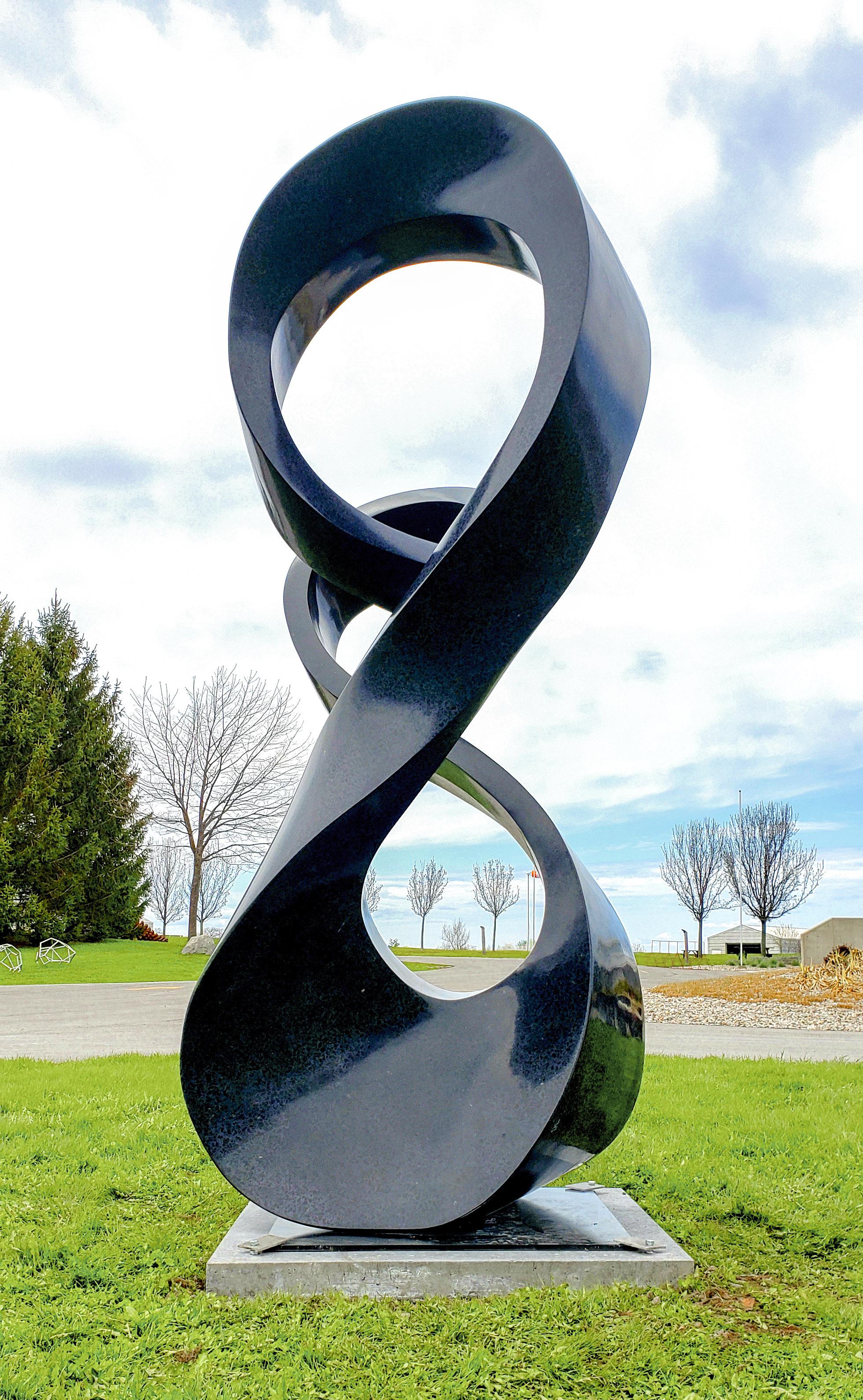 Overture 3/5 - sculpture abstraite à grande échelle, lisse, en granit noir, pour l'extérieur - Contemporain Sculpture par Jeremy Guy