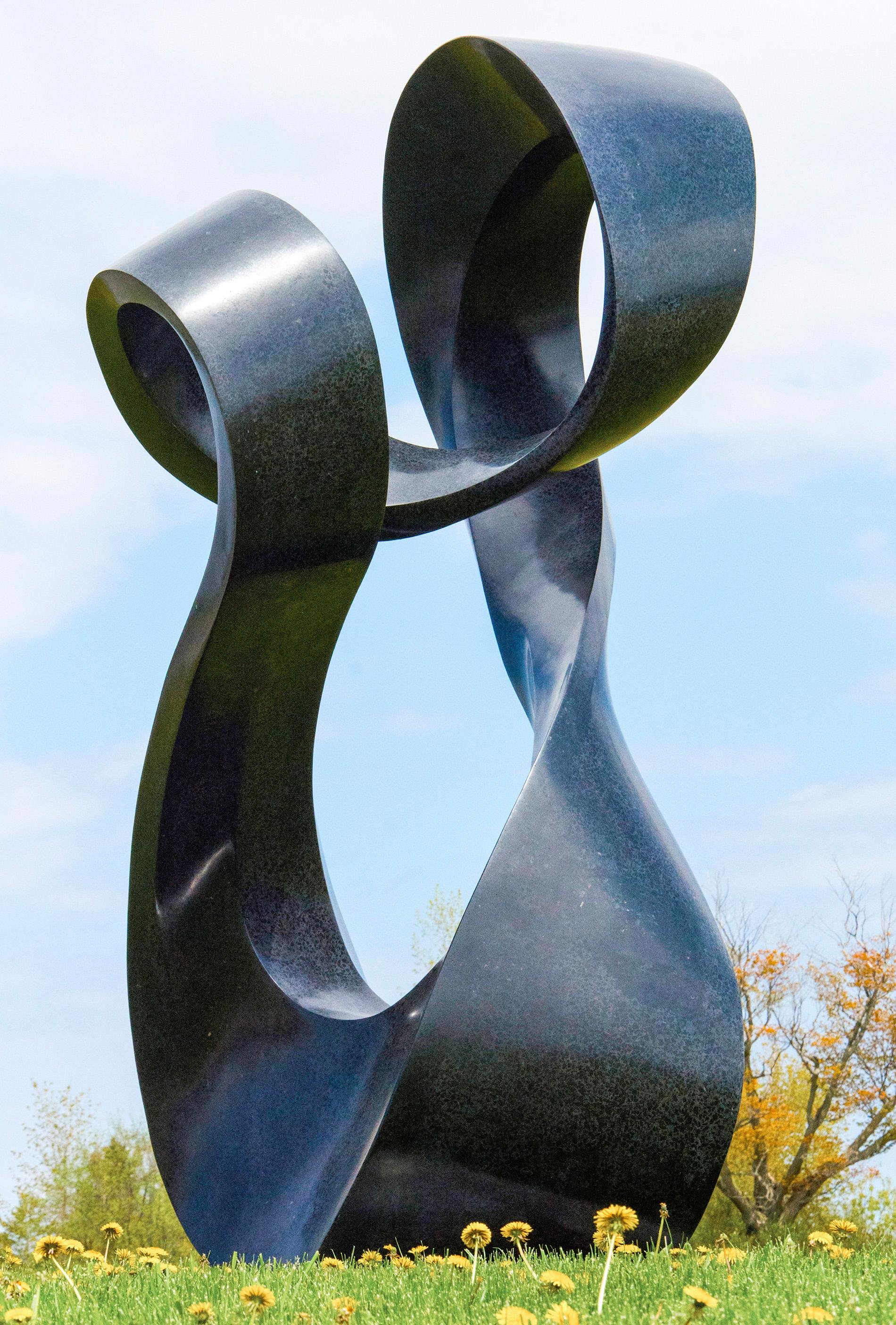 Le granit noir lisse a été conçu pour ressembler à une clé de sol dans cette élégante sculpture d'extérieur de l'artiste canadien Jeremy Guy. Une ouverture est une composition musicale, généralement l'introduction orchestrale d'une comédie musicale.