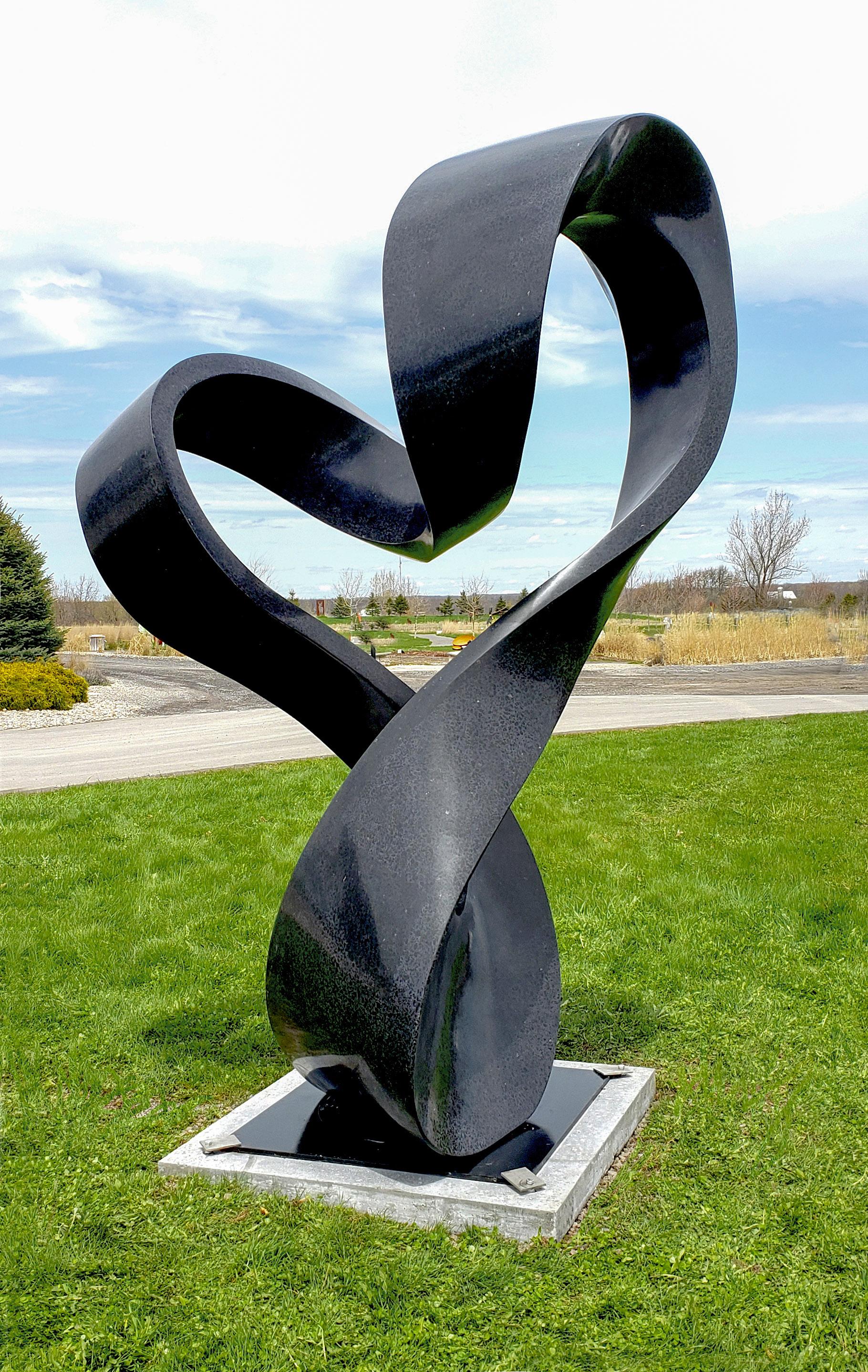 Overture 3/5 - sculpture abstraite à grande échelle, lisse, en granit noir, pour l'extérieur en vente 1