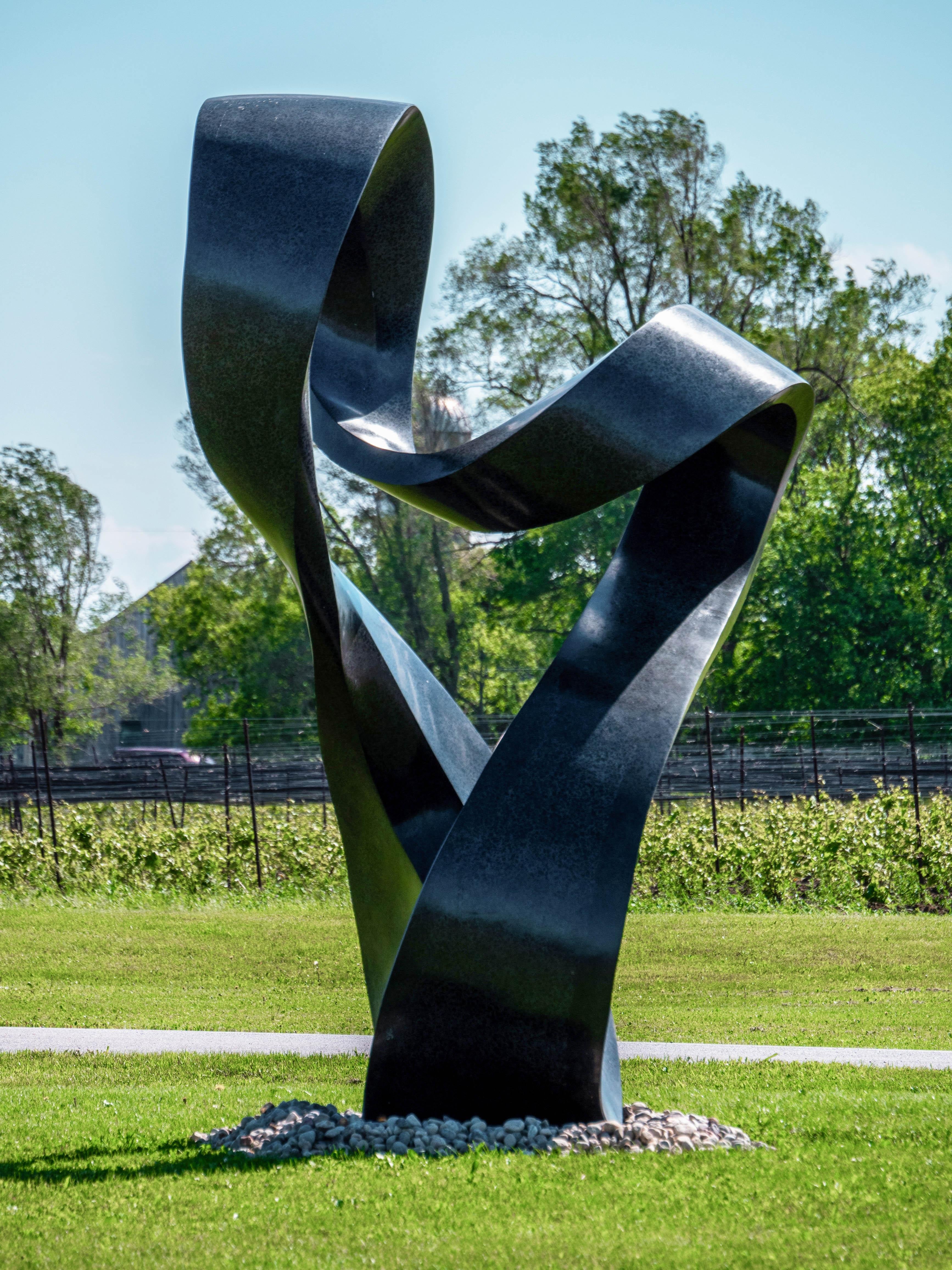 Overture 3/5 - sculpture abstraite à grande échelle, lisse, en granit noir, pour l'extérieur en vente 3