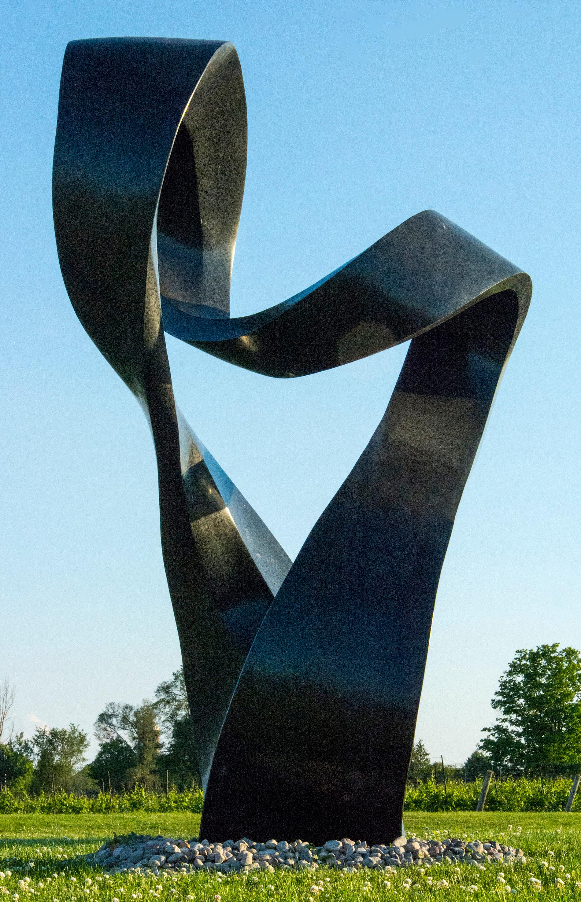 Overture 3/5 - sculpture abstraite à grande échelle, lisse, en granit noir, pour l'extérieur en vente 6