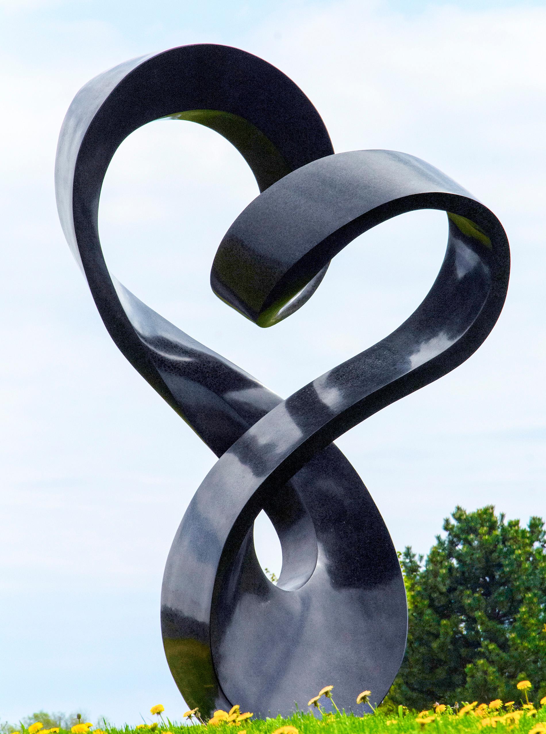 Overture 3/5 - sculpture abstraite à grande échelle, lisse, en granit noir, pour l'extérieur - Sculpture de Jeremy Guy