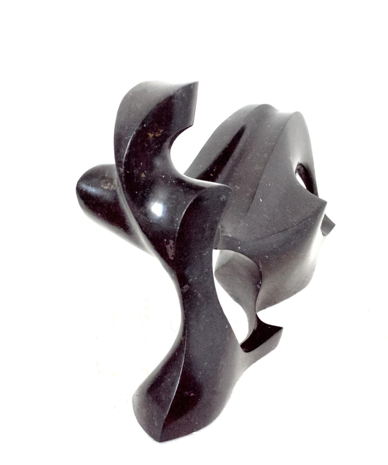 Reposo 6/50 - escultura de sobremesa, figurativa, lisa, de granito negro - Sculpture Contemporáneo de Jeremy Guy