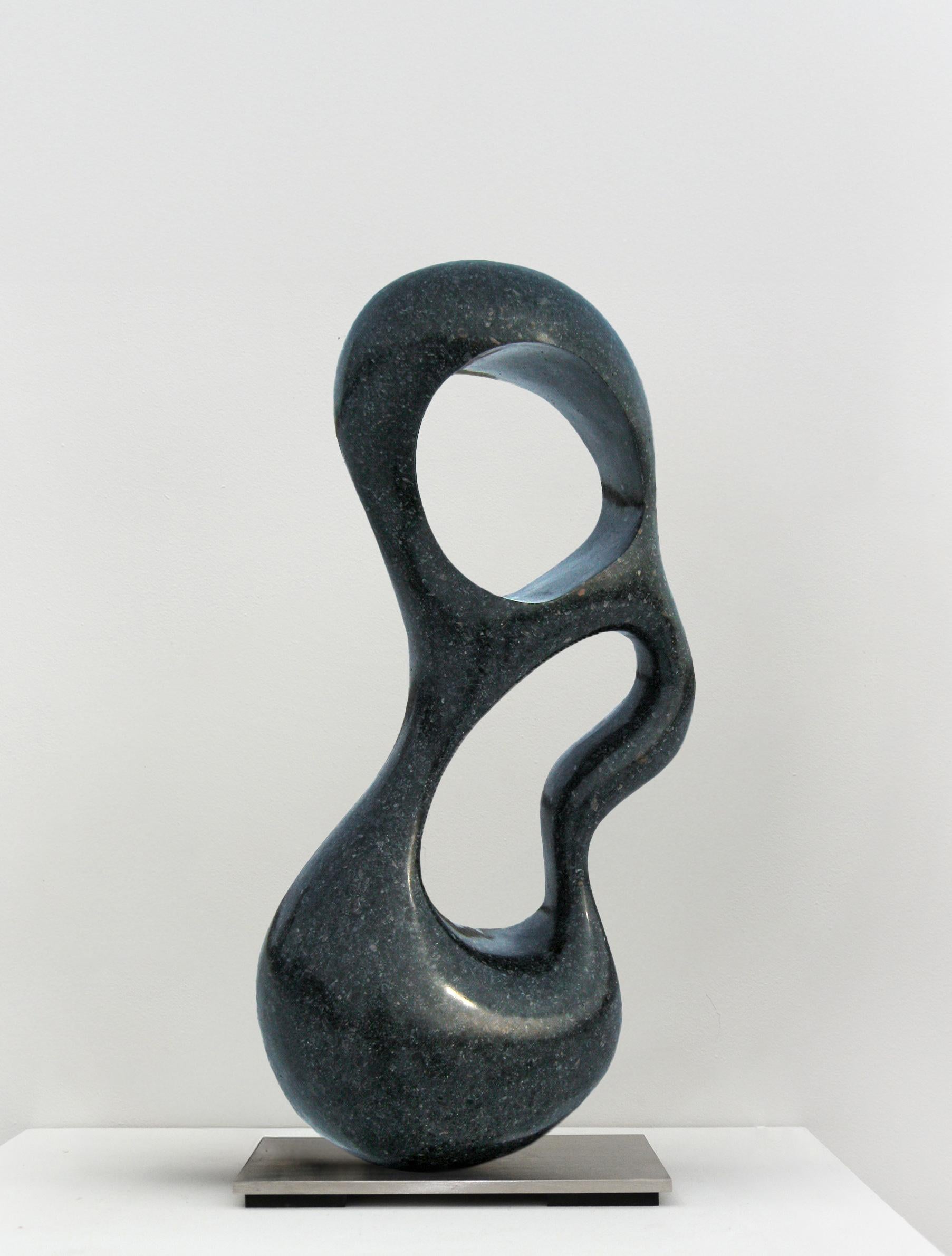 Rise 4/50 - escultura oscura, lisa, pulida, abstracta, de granito negro - Sculpture Contemporáneo de Jeremy Guy