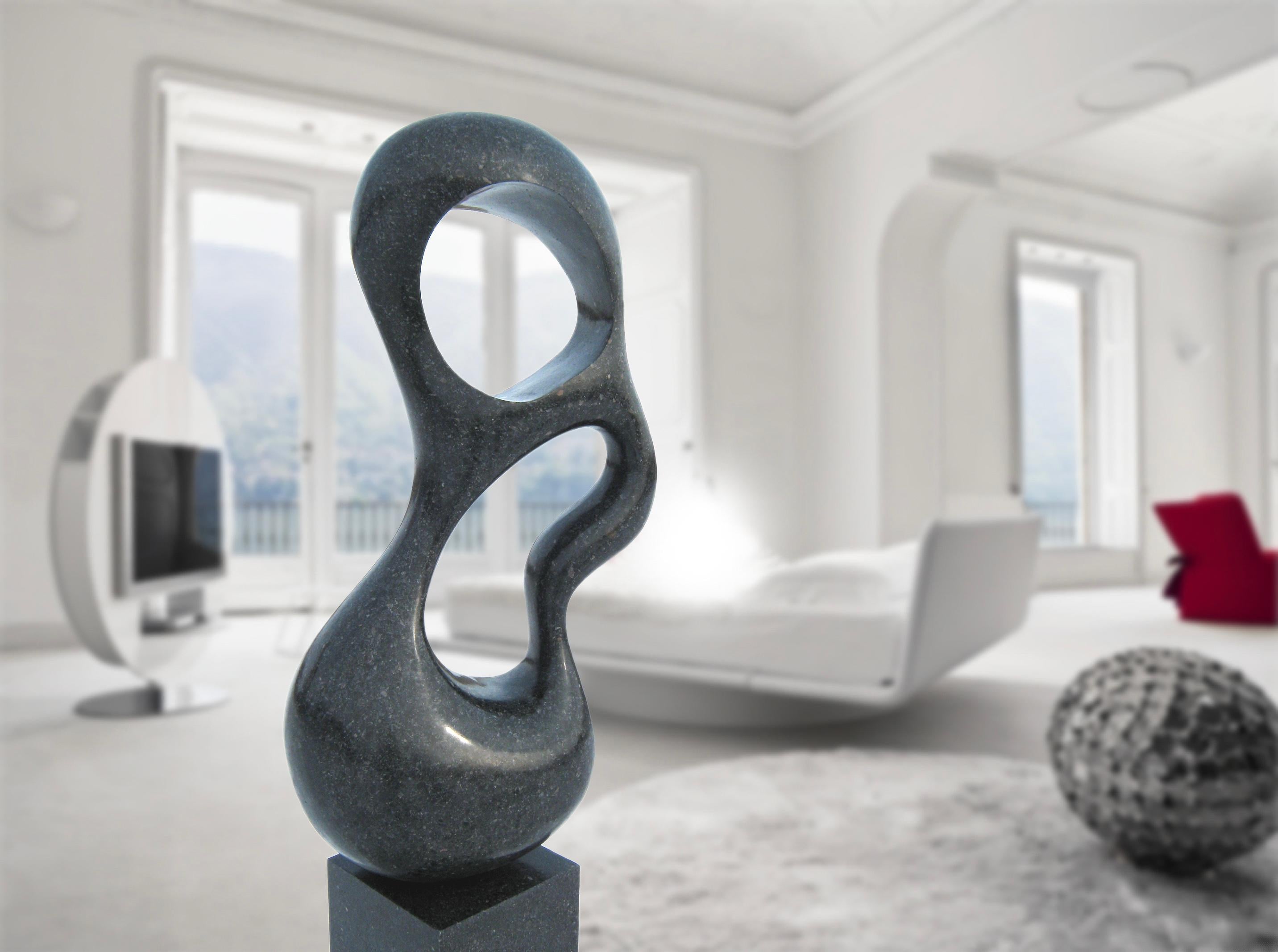 Rise 4/50 - escultura oscura, lisa, pulida, abstracta, de granito negro en venta 5