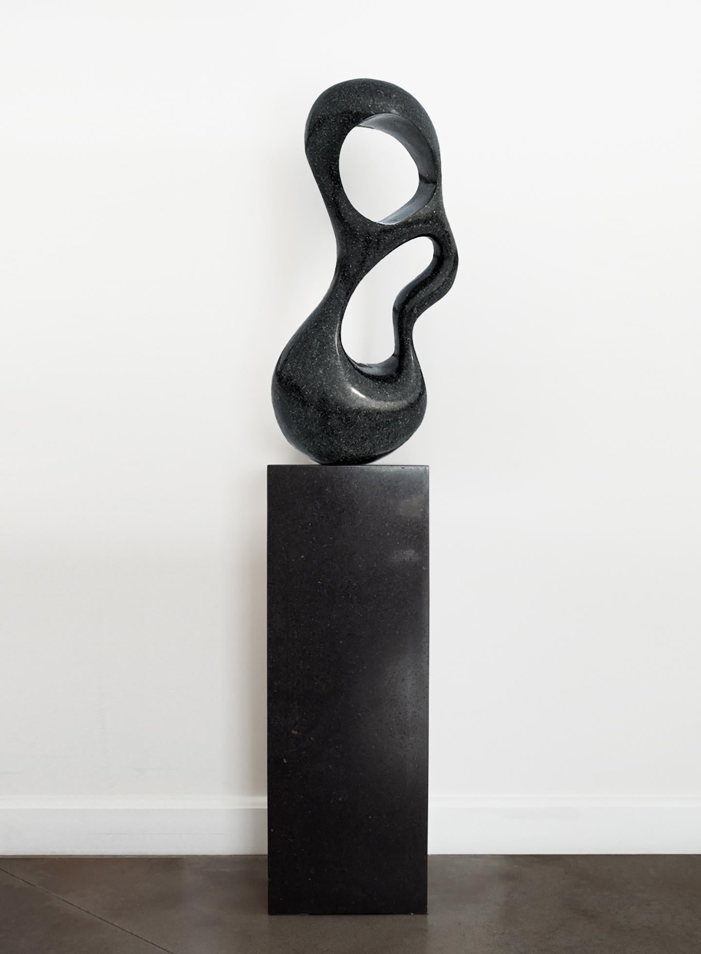Rise 4/50 - escultura oscura, lisa, pulida, abstracta, de granito negro en venta 6