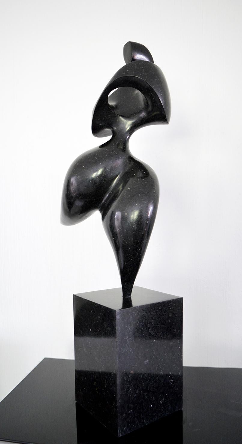 Solstice 6/50 - elegante, weibliche, figurative, konstruierte Granitskulptur (Grau), Figurative Sculpture, von Jeremy Guy