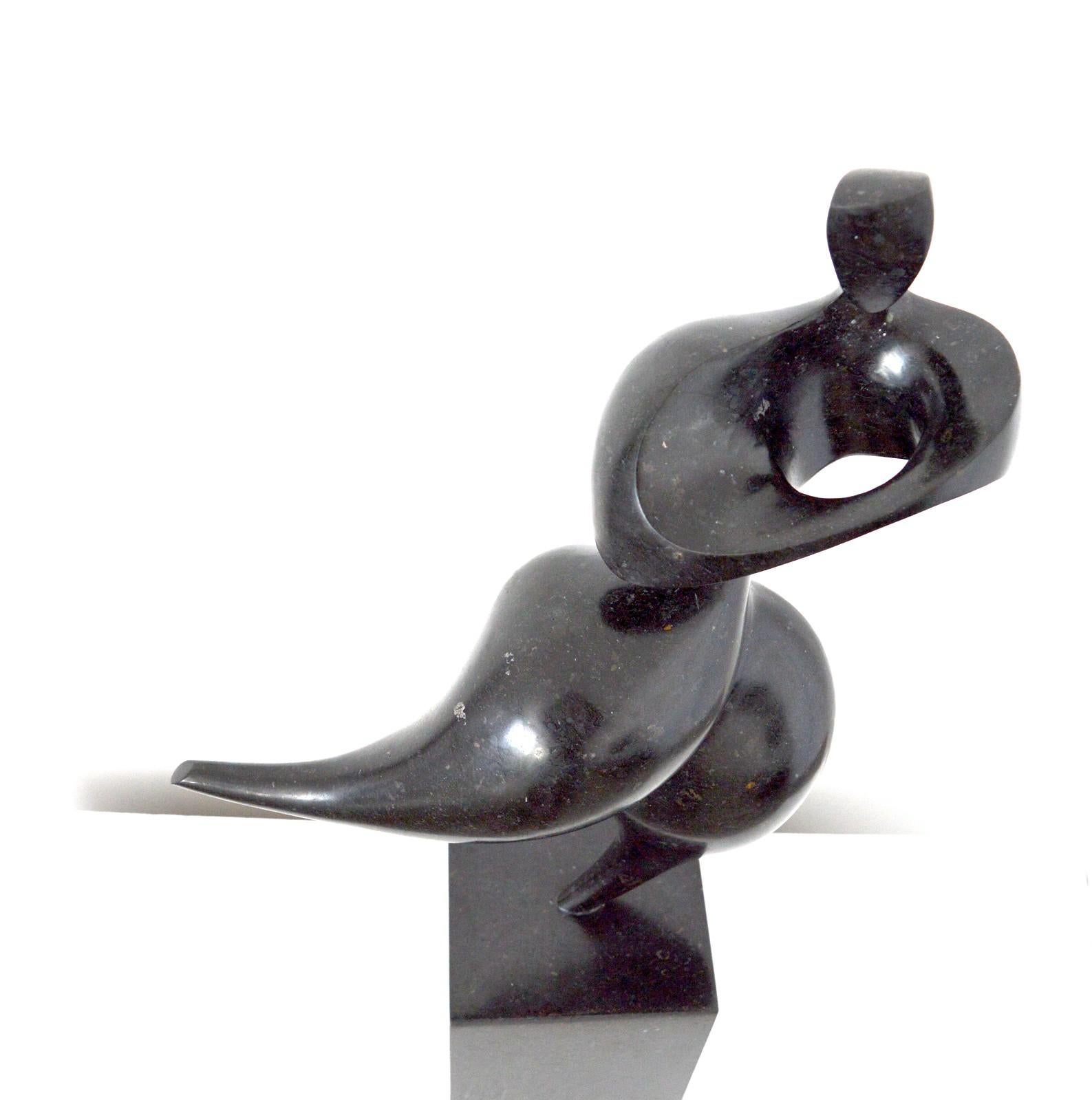 Die anmutige Form einer weiblichen Figur taucht in dieser klassisch eleganten Skulptur von Jeremy Guy aus handziseliertem schwarzem Granit auf. Das zeitgenössische Werk des britischen Künstlers ist seit langem von den berühmten britischen Bildhauern