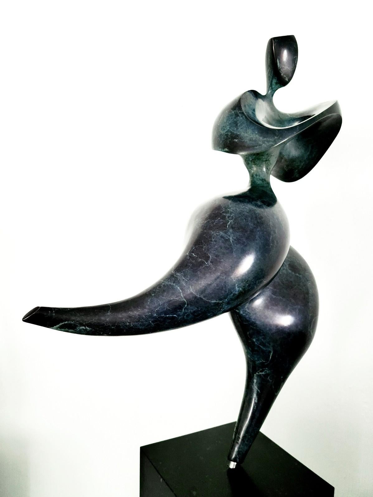 Solstice Blue Ed 1/12 – elegante, weibliche, figurative Bronzeskulptur – Sculpture von Jeremy Guy