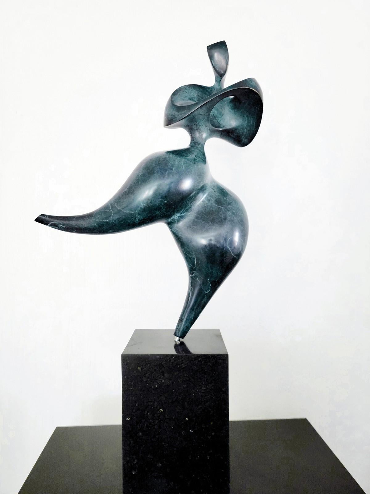 Jeremy Guy Abstract Sculpture – Solstice Blue Ed 1/12 – elegante, weibliche, figurative Bronzeskulptur