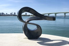Zephyr 10/50 - sculpture abstraite à grande échelle, lisse, noire, en granit, pour l'extérieur