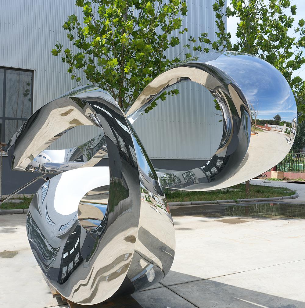Zephyr 7ft SS, grande sculpture d'extérieur abstraite en acier inoxydable poli - Contemporain Sculpture par Jeremy Guy