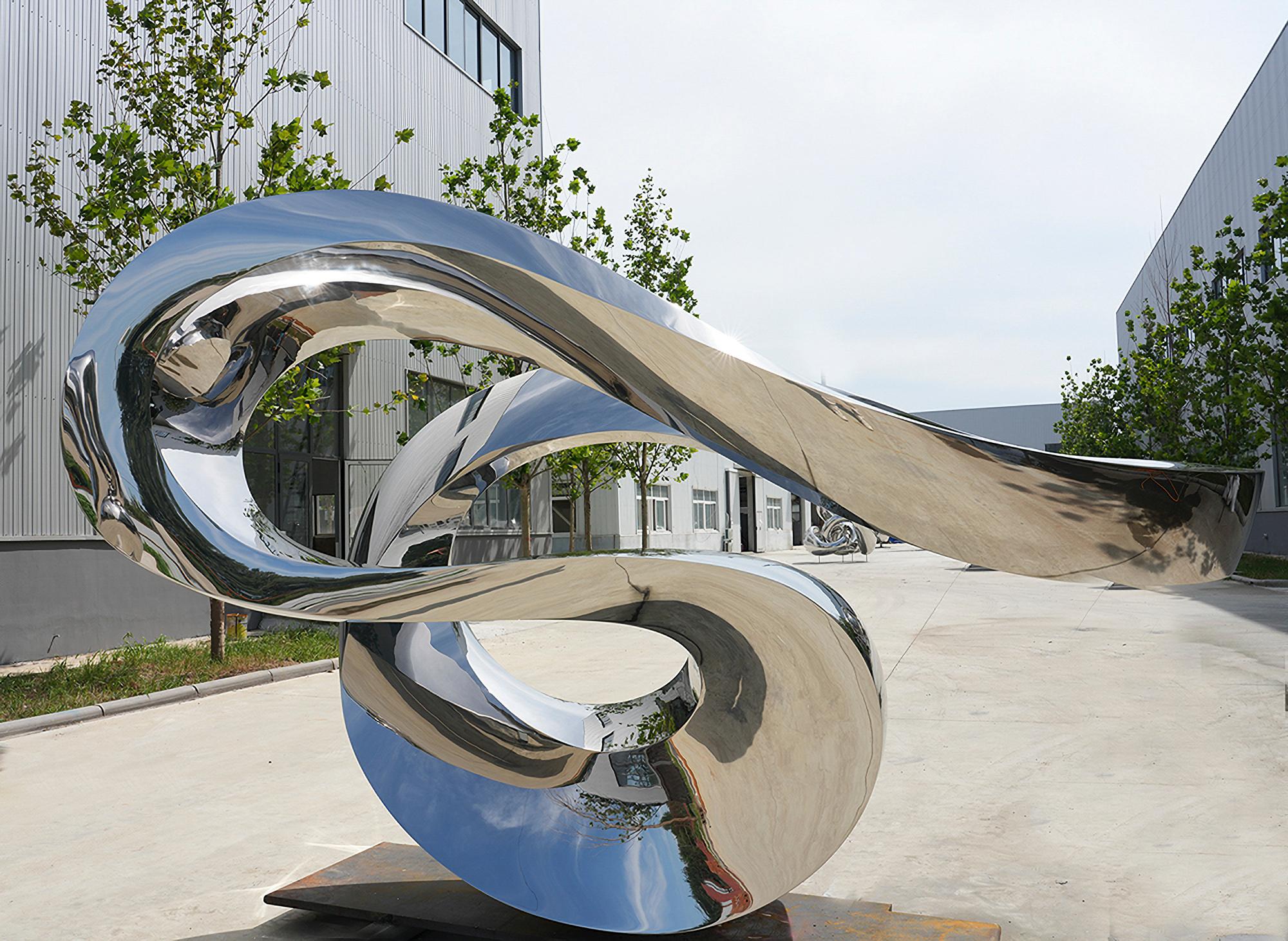 Zephyr 7ft SS 2/50 - große, abstrakte Skulptur aus poliertem Edelstahl für den Außenbereich – Sculpture von Jeremy Guy