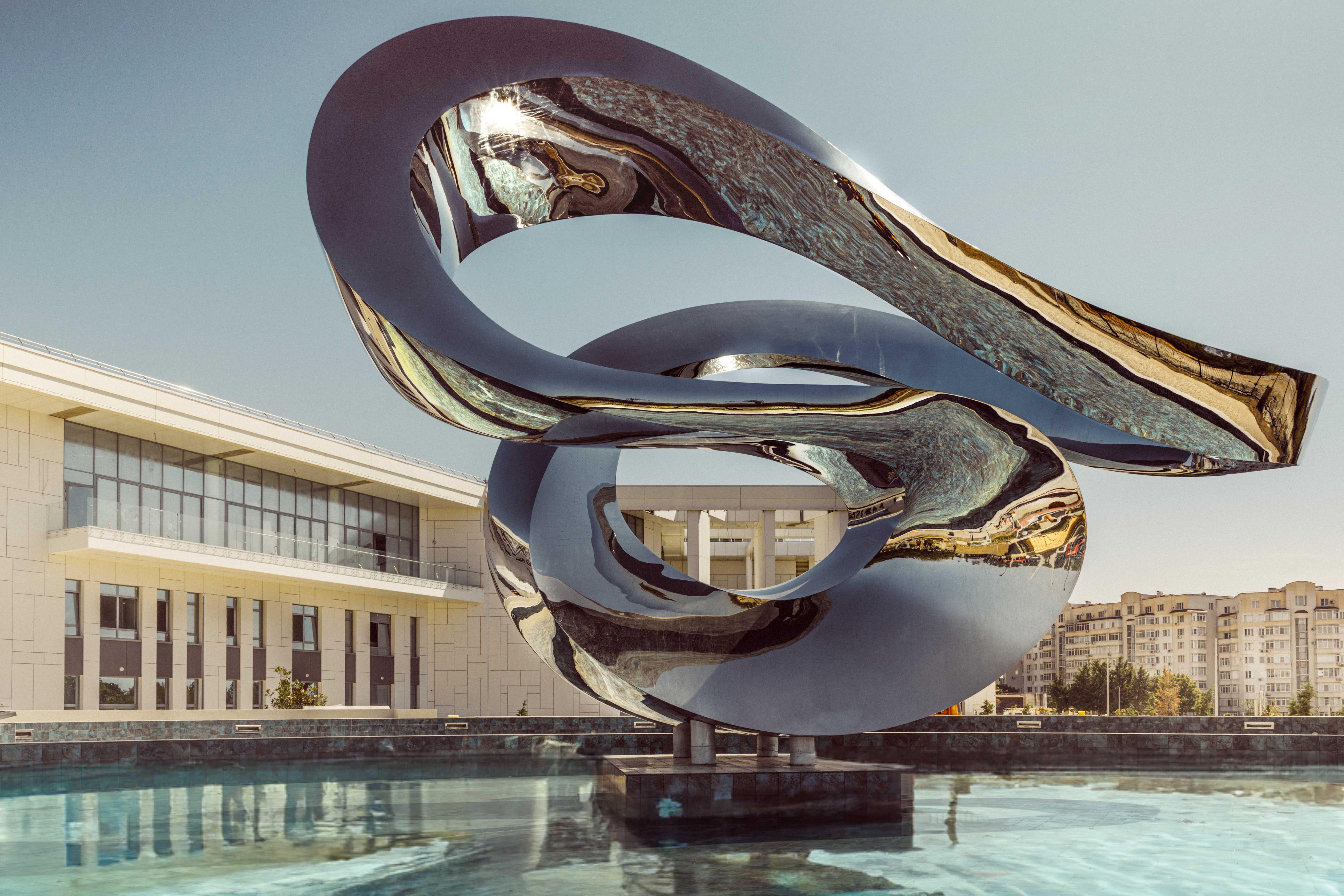Abstract Sculpture Jeremy Guy - Zephyr Monumental 2/7 Mirror Polished Stainless Steel - outdoor sculpture