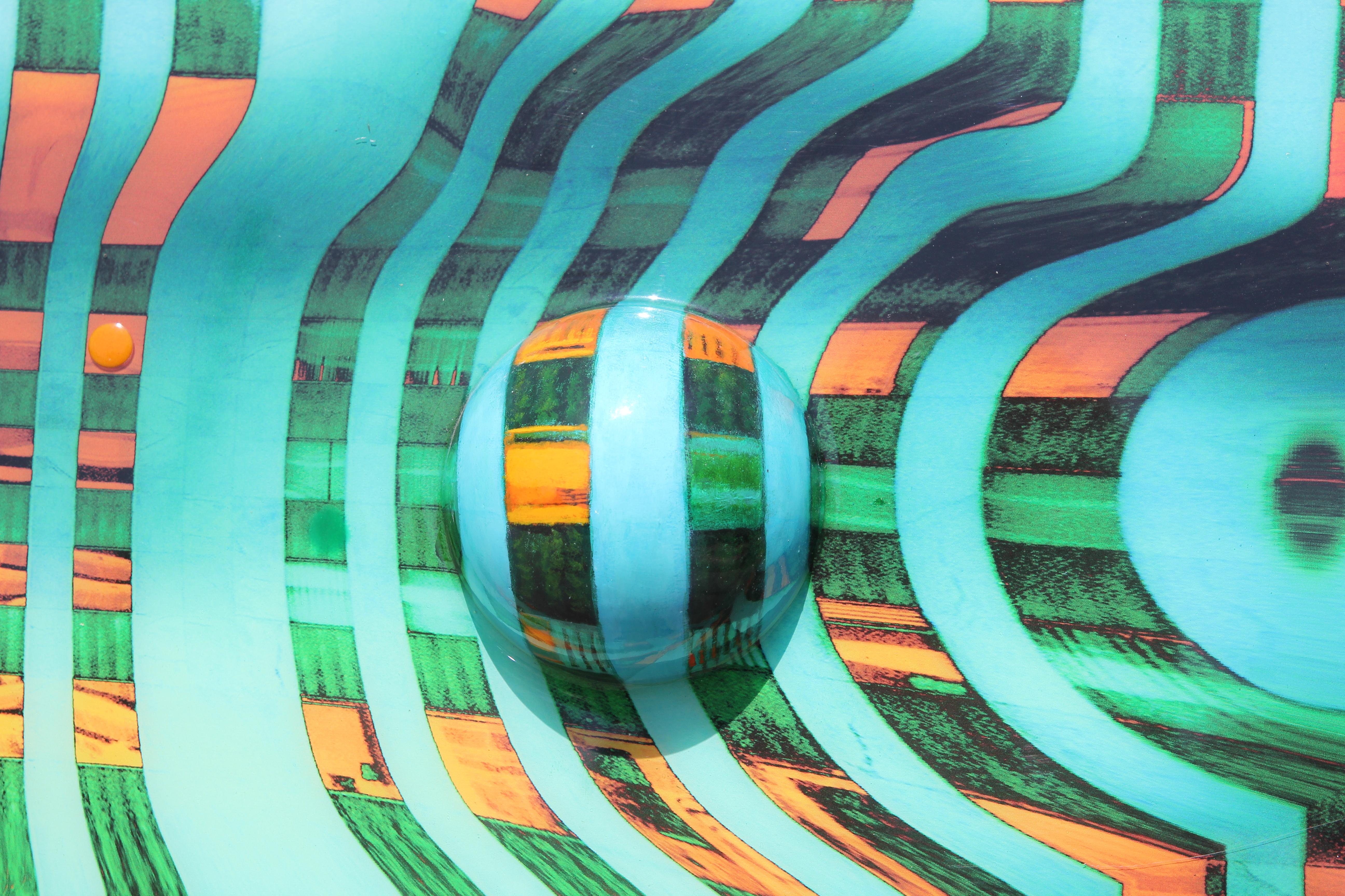 Moderne blaue, grüne und orangefarbene abstrakte Op-Art-Landschaft. Durch die Verwendung dreidimensionaler Elemente und realistischer Schattierungstechniken gelingt es Kidd, eine hügelige, futuristische Landschaft zu gestalten. Signiert, betitelt