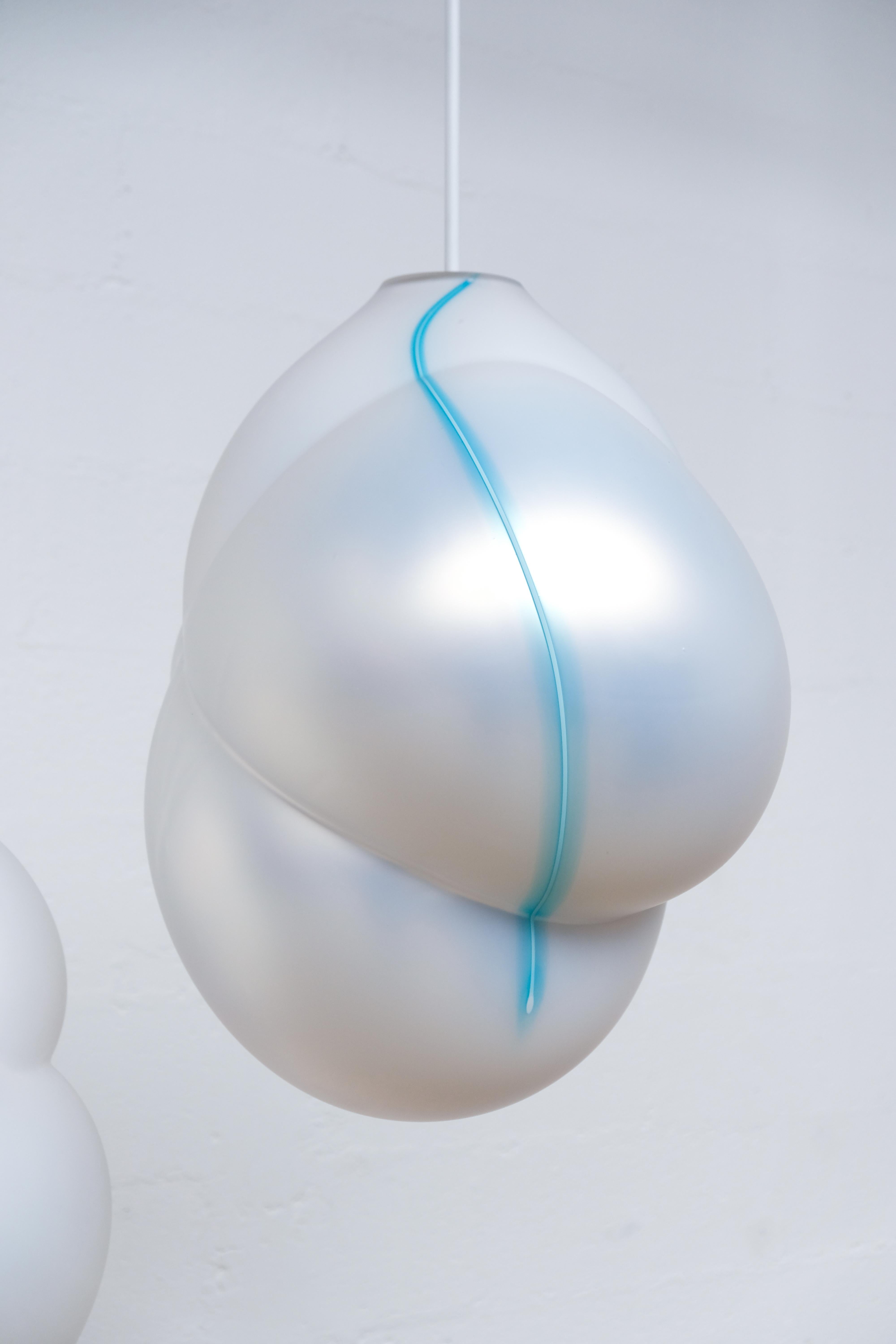Un pezzo unico nato dall'esplorazione artistica di Jeremy Maxwell Wintrebert. 
Un'esplorazione innovativa del vetro attraverso la forma e il colore che rende questo pezzo un'opera davvero singolare. 

Nuvola di Alabastro, Specchio, Blu