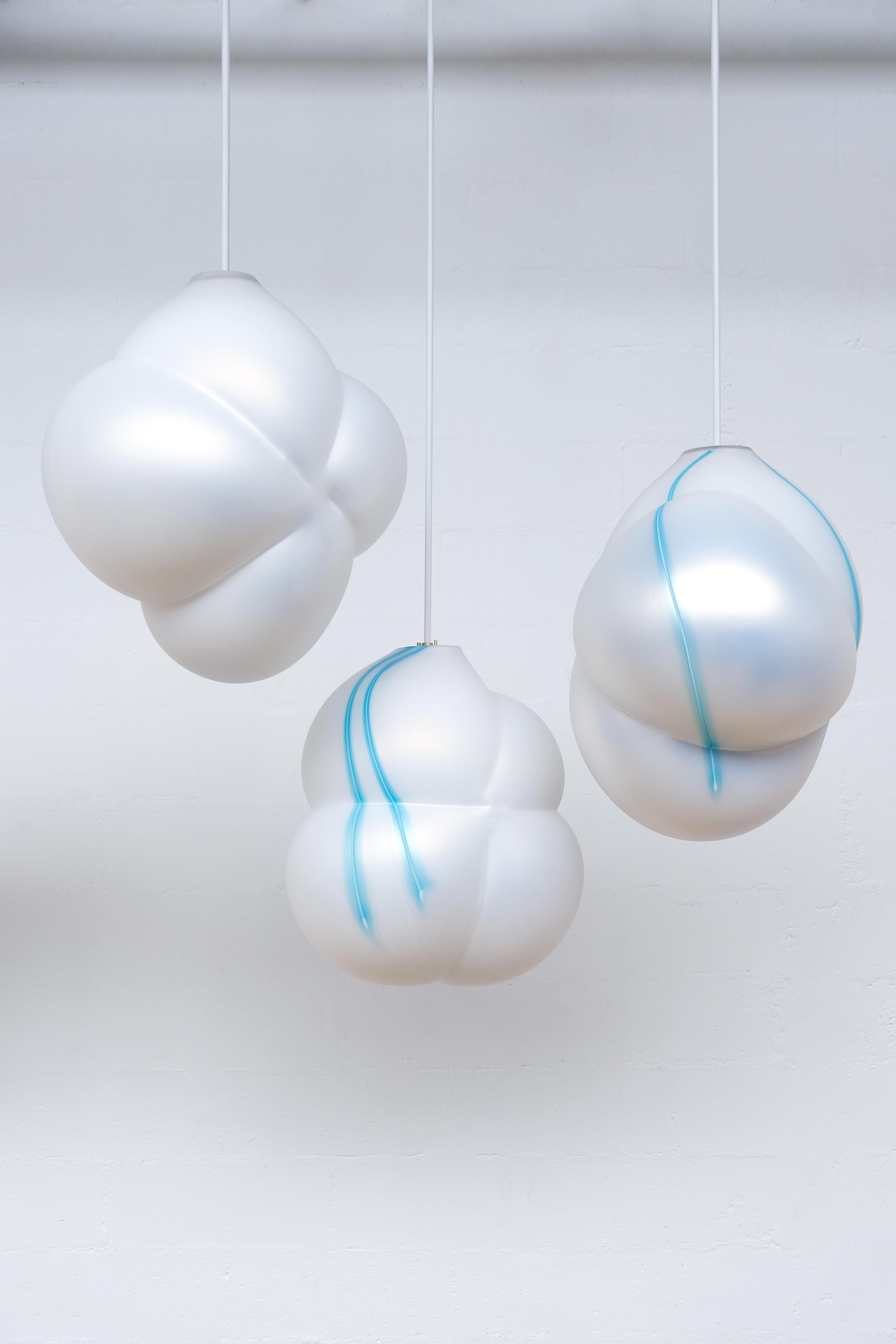 Vetro soffiato Jeremy Maxwell Wintrebert Cloud Alabaster scultura in vetro soffiato a mano in vendita