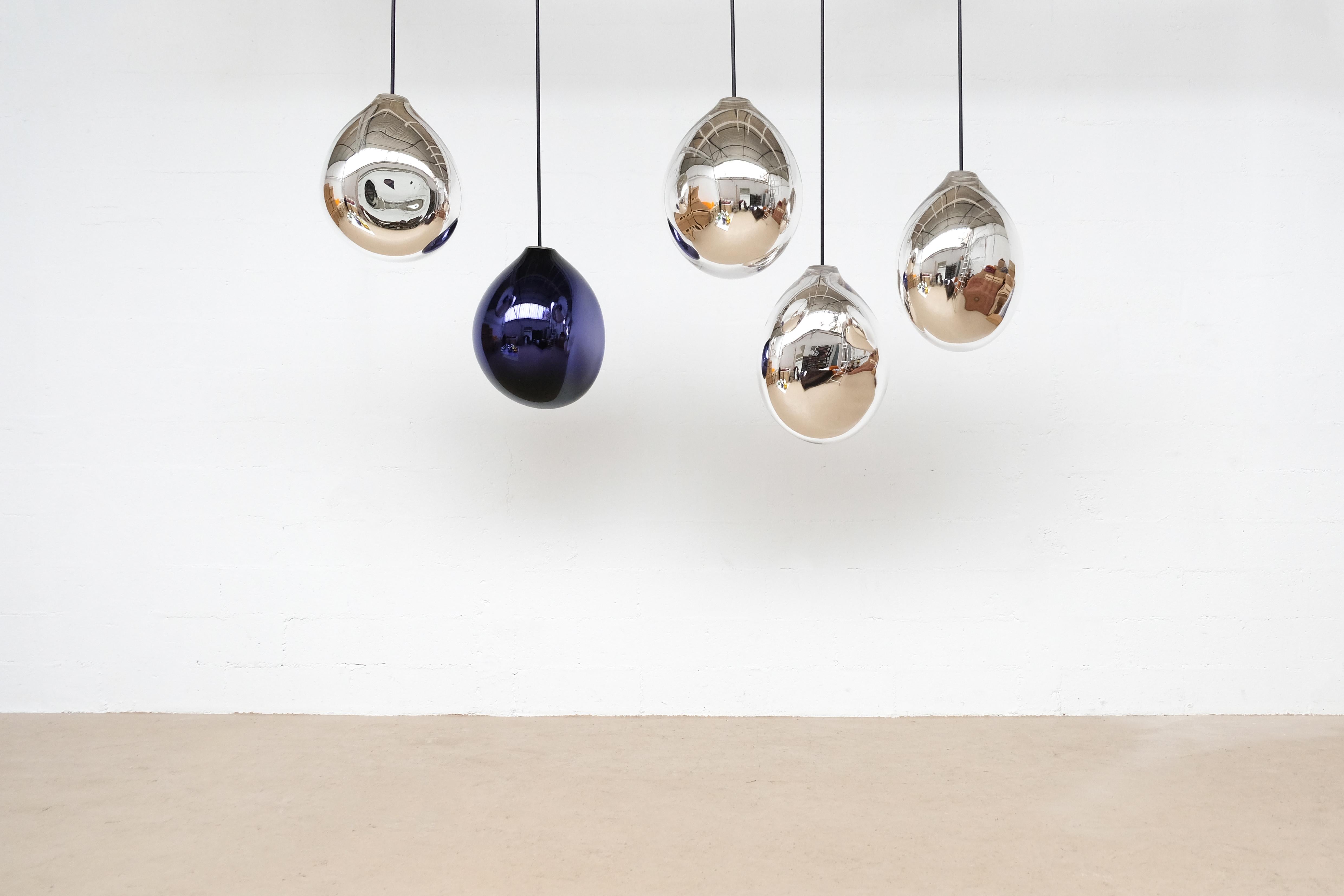 Pieza única nacida de la exploración artística de Jeremy Maxwell Wintrebert. 
Una exploración innovadora del vidrio a través de la forma y el color que hace de esta pieza una obra verdaderamente singular. 

Alberto Luz de luna, Azul