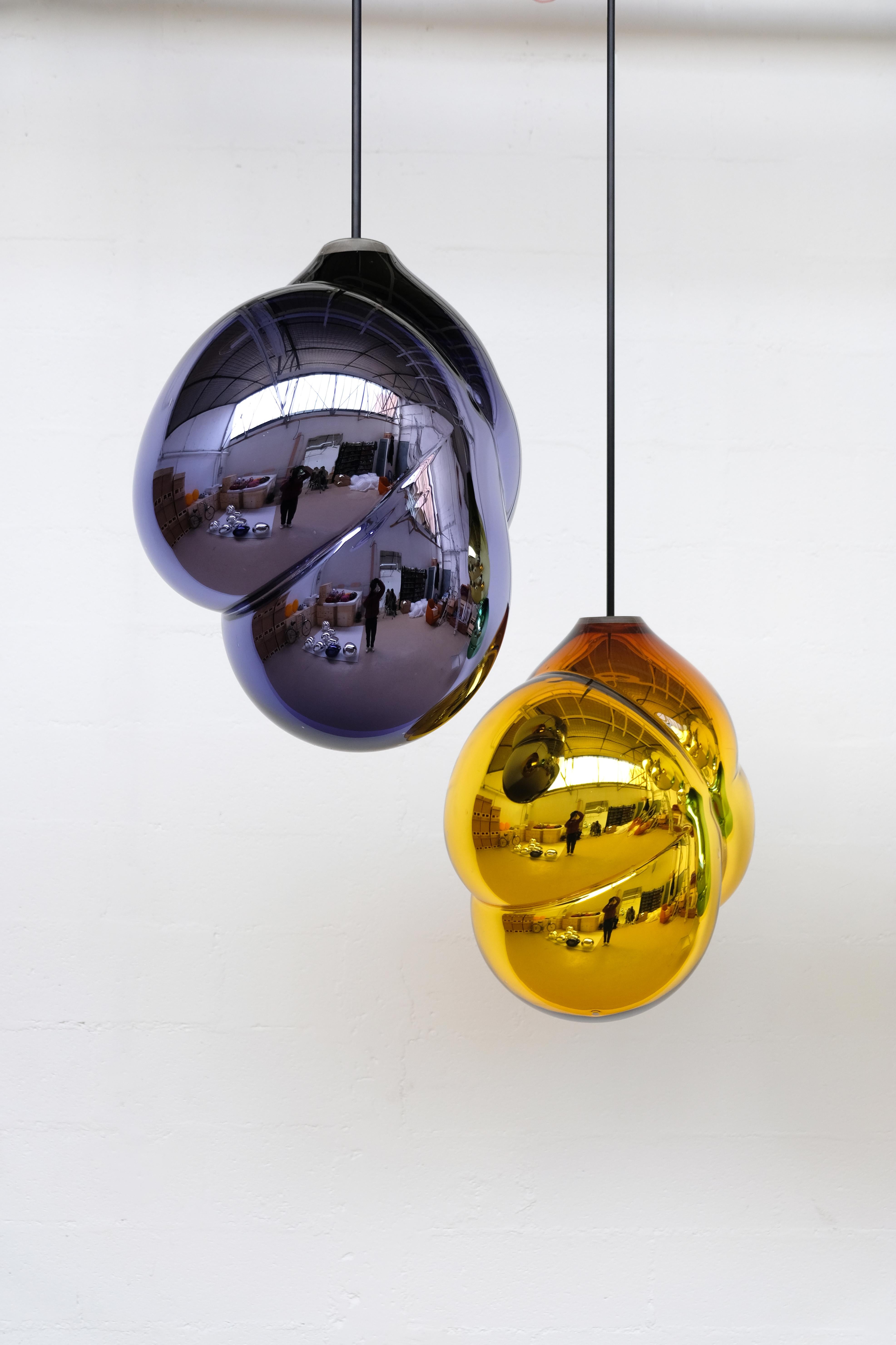 Un pezzo unico nato dall'esplorazione artistica di Jeremy Maxwell Wintrebert. 
Un'esplorazione innovativa del vetro attraverso la forma e il colore che rende questo pezzo un'opera davvero singolare. 

Nuvola di luna, Oro brillante
Scultura
