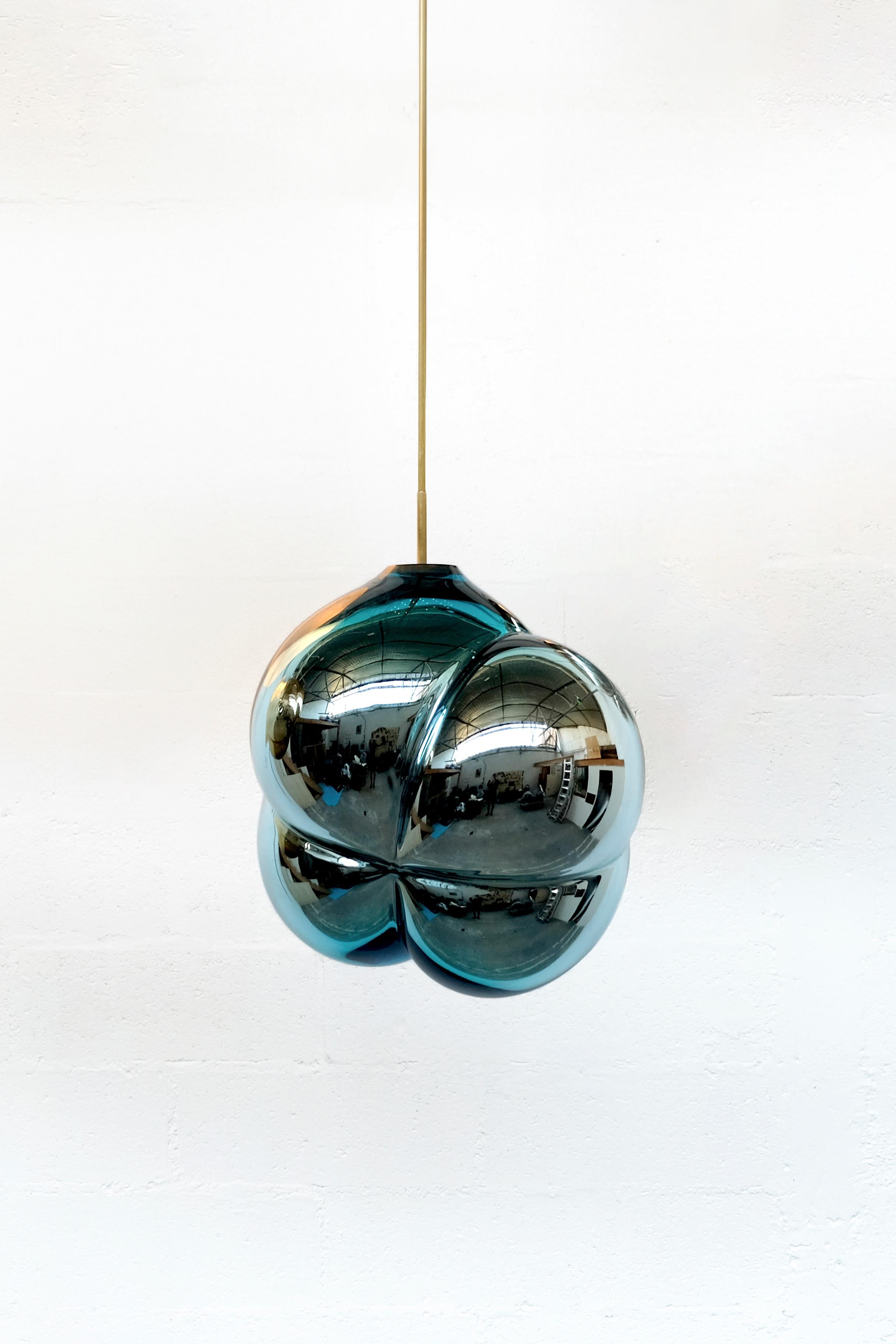 Pieza única nacida de la exploración artística de Jeremy Maxwell Wintrebert.
Una exploración innovadora del vidrio a través de la forma y el color que hace de esta pieza una obra verdaderamente singular.

Nube Luz de Luna, Azul
Escultura