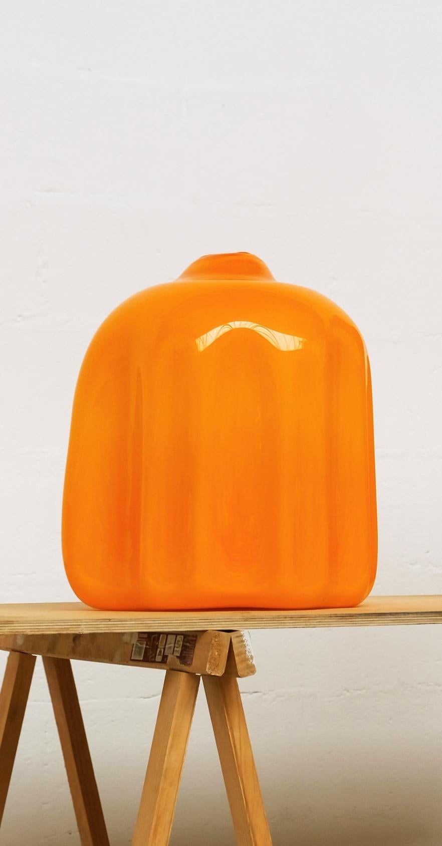 Un pezzo unico nato dall'esplorazione artistica di Jeremy Maxwell Wintrebert.
Un'esplorazione innovativa del vetro attraverso la forma e il colore che rende questo pezzo un'opera davvero singolare.

Vaso arancione
Pezzo unico
Vetro soffiato a