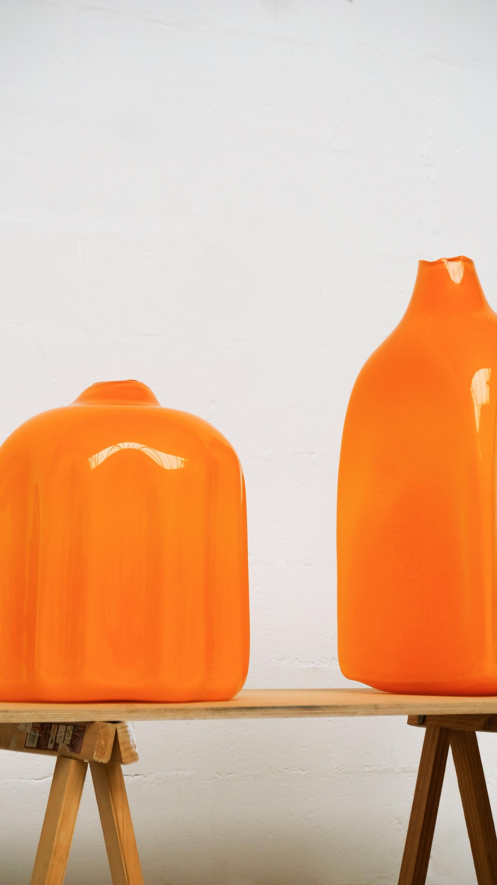 Francese Vaso in vetro soffiato a mano arancione Jeremy Maxwell Wintrebert in vendita
