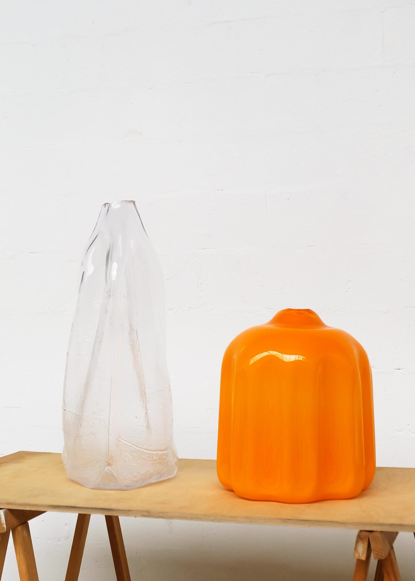 Vaso in vetro soffiato a mano arancione Jeremy Maxwell Wintrebert In condizioni Nuovo in vendita a Paris, FR