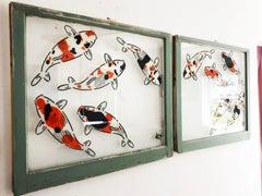 "5 Koi - Left" Sprühfarbe auf gefundenem Glas in salbeigrünem Fensterholzrahmen