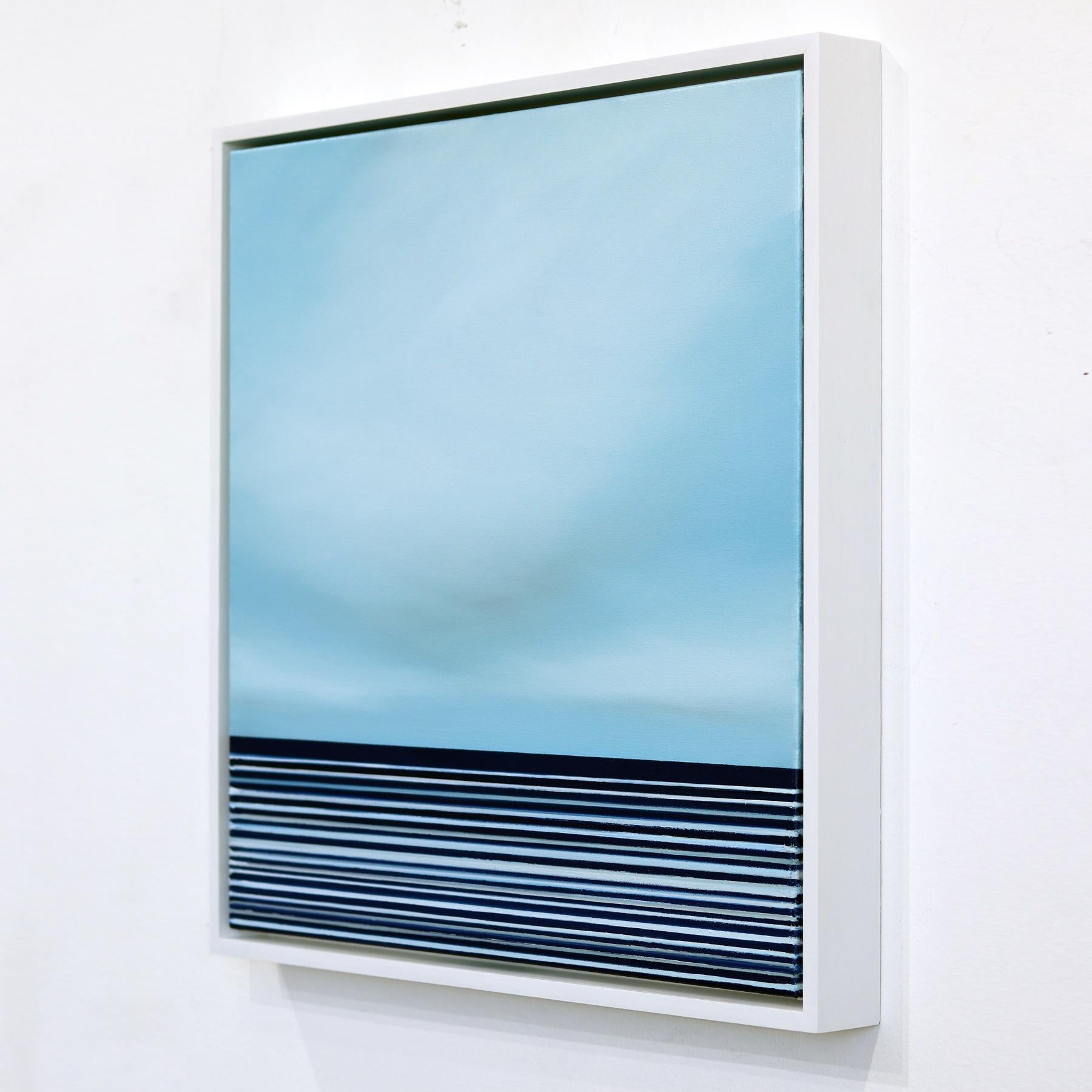 Cette superbe œuvre d'art de Jeremy Prim est un chef-d'œuvre minimaliste qui respire la tranquillité et capture l'essence du littoral du Pacifique. Le tableau présente une palette de couleurs bleues sereines qui évoquent un sentiment de calme et de