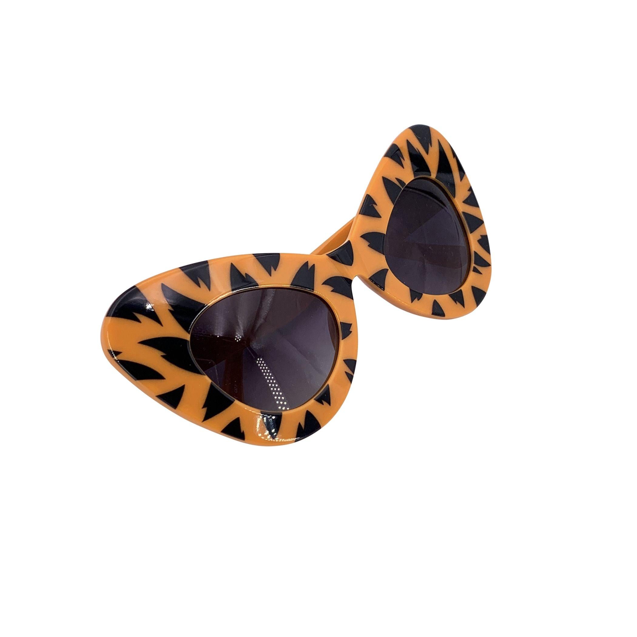 Atrevidas, juguetonas y vanguardistas sin complejos, las gafas de sol Jeremy Scott by Linda Farrow JS/Cateye/3 capturan la intrépida creatividad que define a ambos diseñadores. Esta llamativa pieza, una reinvención de la clásica silueta de ojo de