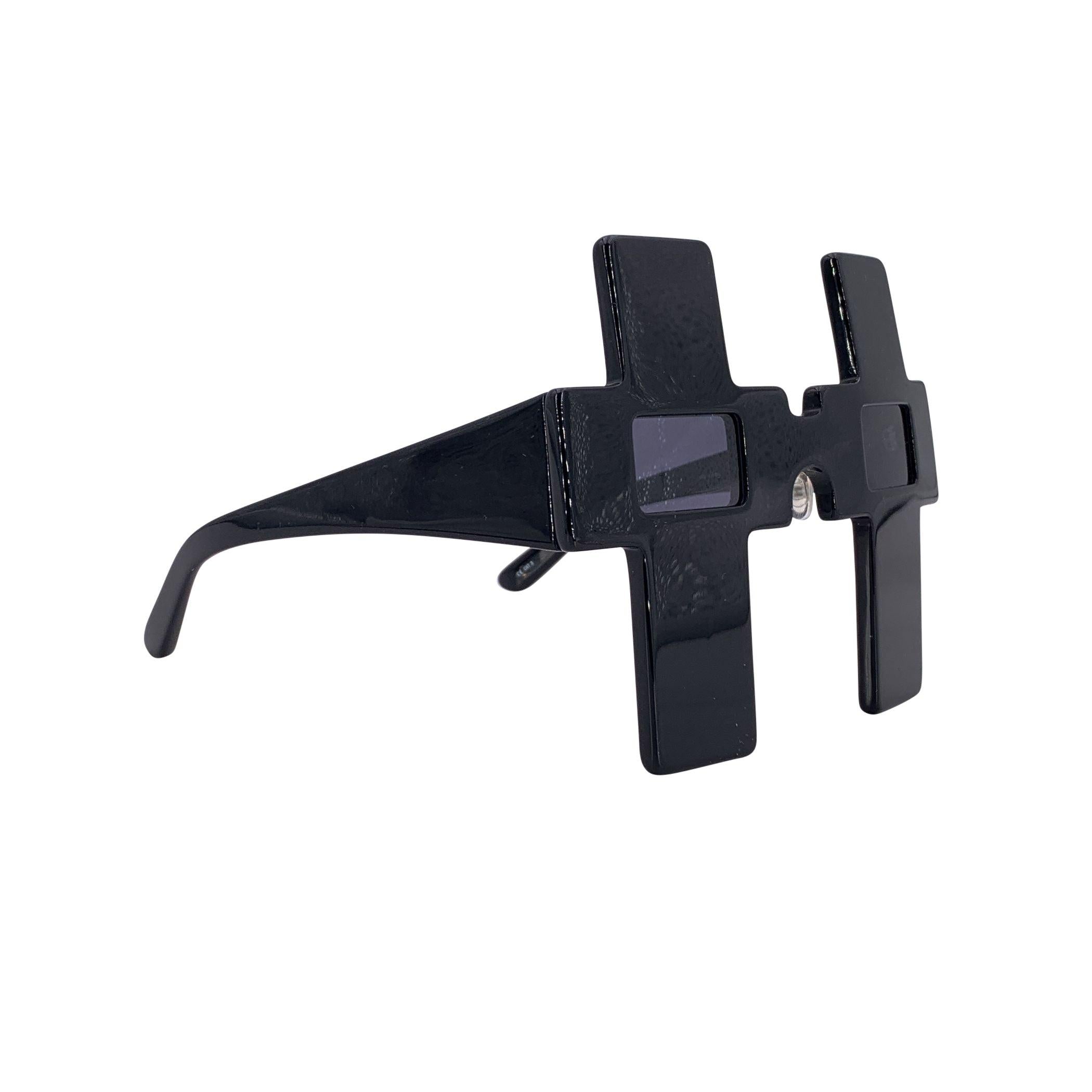 Audaci, giocosi e inequivocabilmente all'avanguardia, gli occhiali da sole Jeremy Scott by Linda Farrow JS/Cateye/3 catturano l'impavida creatività che contraddistingue entrambi gli stilisti. Una rivisitazione della classica silhouette a occhi di