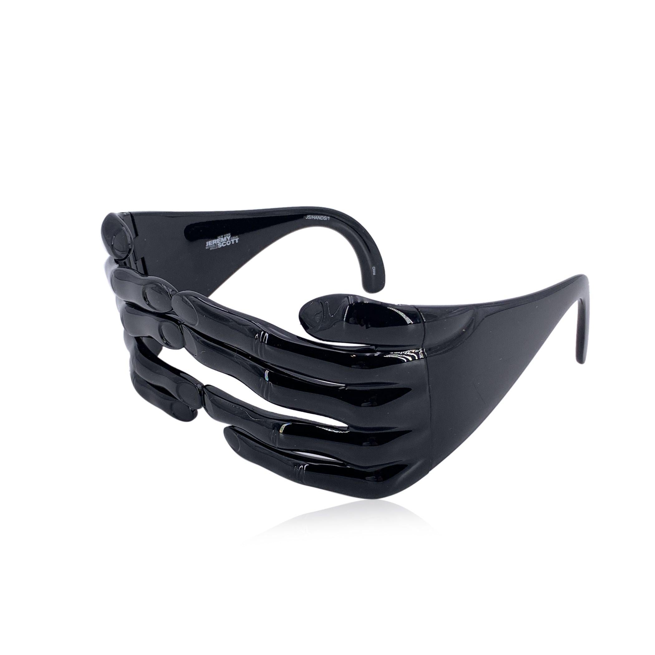 Jeremy Scott by Linda Farrow Schwarze JS/HANDS/1 Hands-Sonnenbrille für Damen oder Herren im Angebot