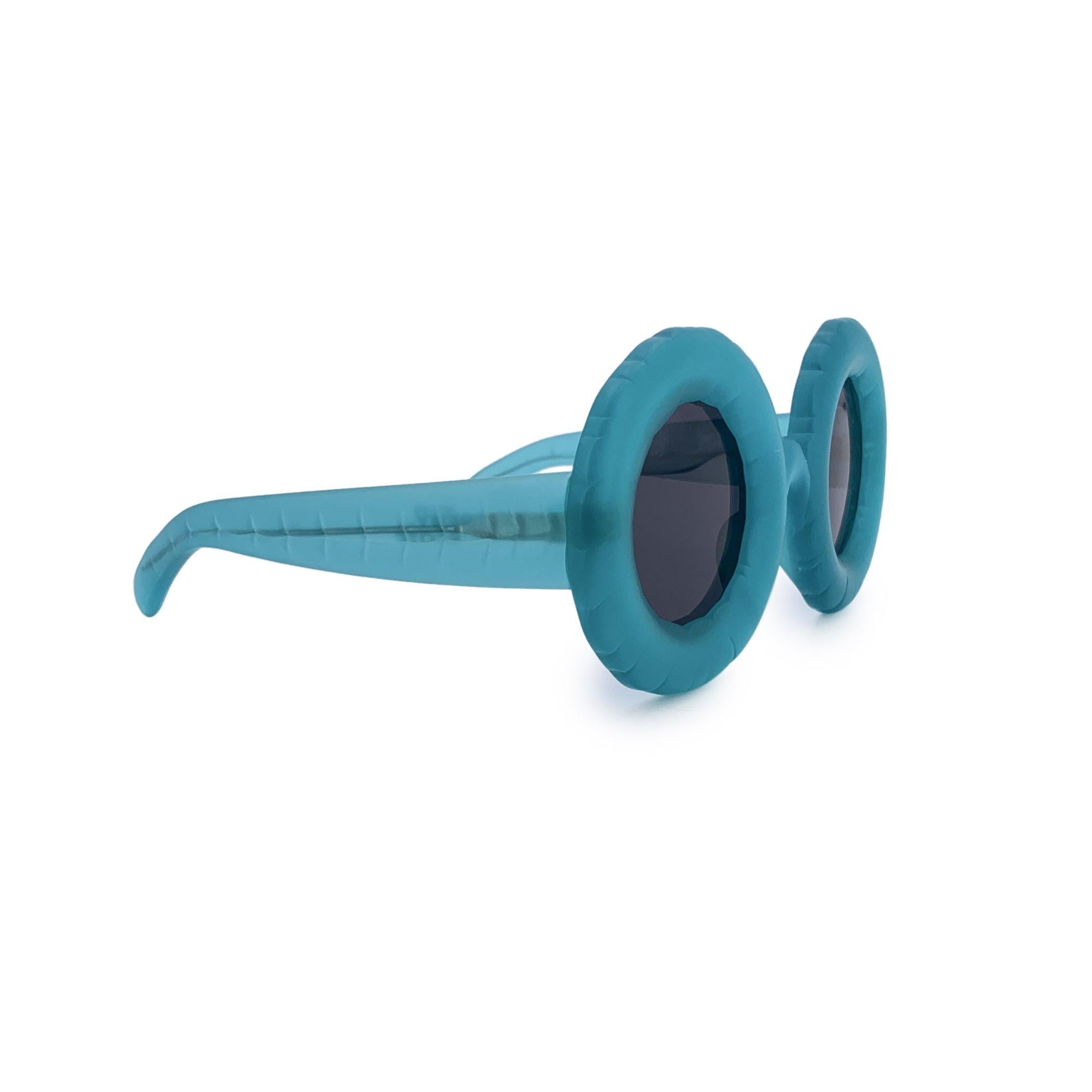 Jeremy Scott x Linda Farrow - Gafas de sol de piscina hinchable en color rojo Model No: JSPOOL/3 - Talla: 48-42-145 - Made in Japan Imagínate tropezar con una pieza de la historia de la moda que captura el espíritu del verano, la rebelión y el