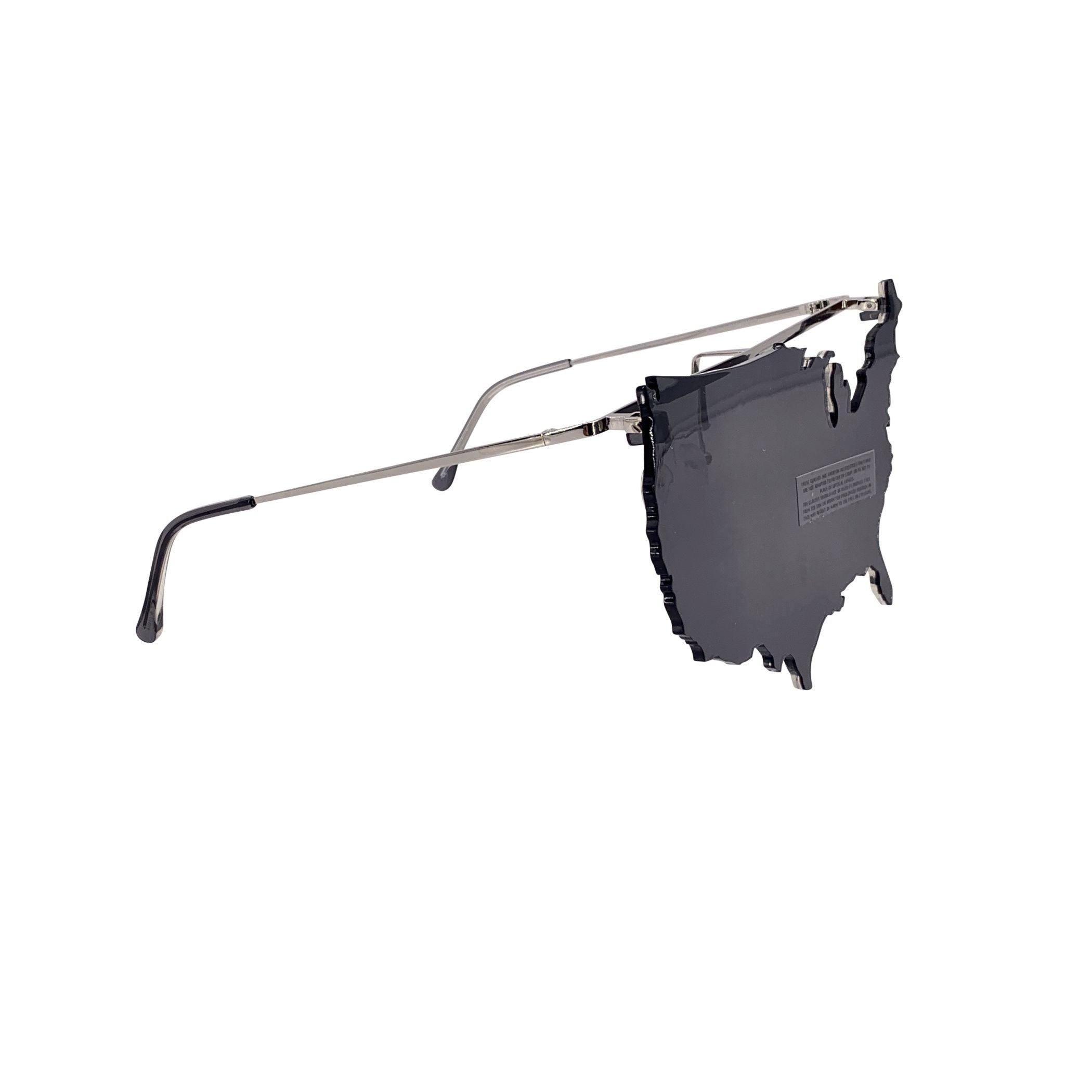 Giocosi, surreali e inconfondibilmente audaci, gli occhiali da sole Jeremy Scott x Linda Farrow JS/MAP/1 ridefiniscono i confini tra occhiali e arte. Caratterizzati da una straordinaria lente monopezzo tagliata a forma di Stati Uniti, questo modello