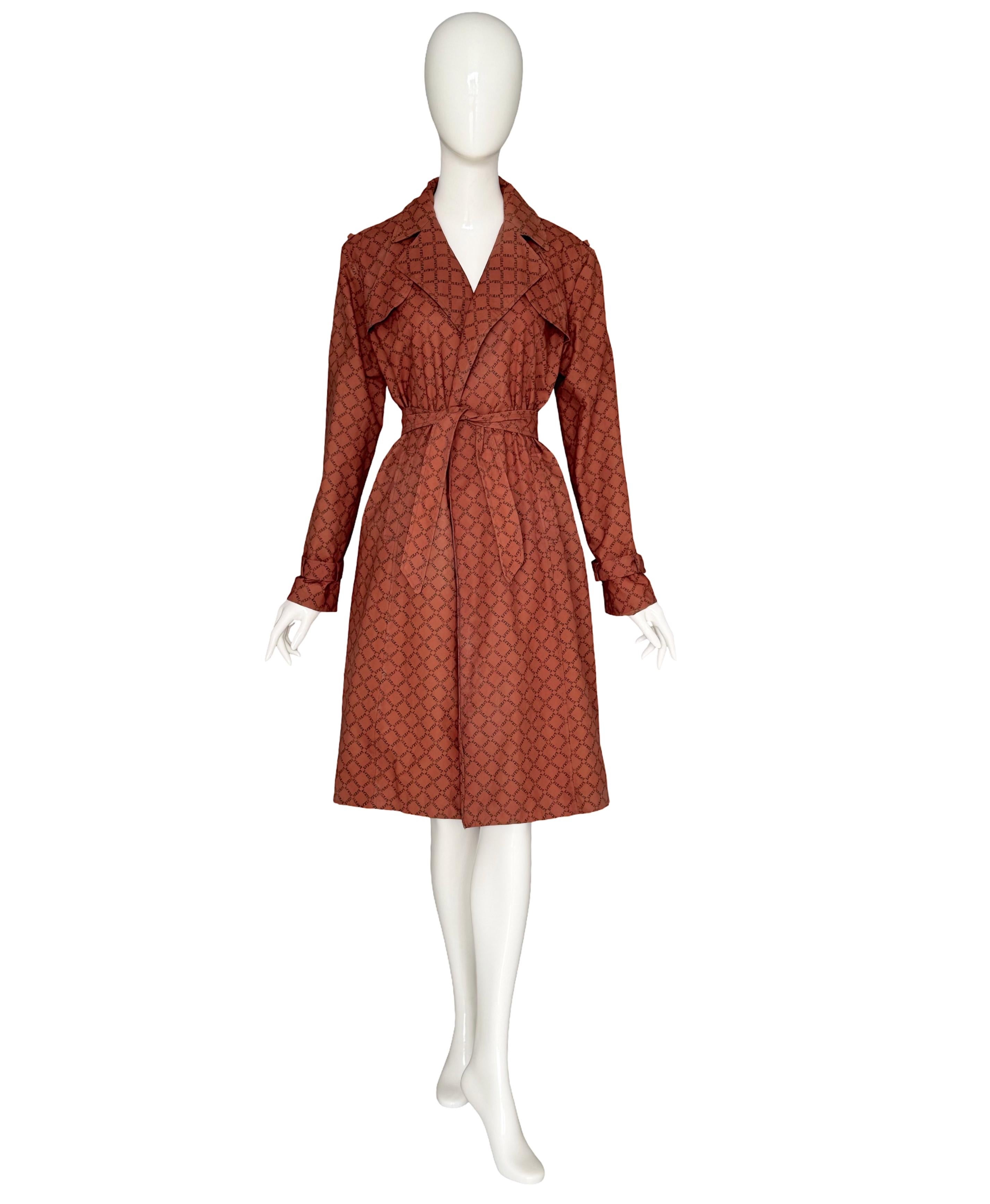 Collection'S di Jeremy Scott Collezione Autunno 2000 Trench sartoriale stampato invertito a Parigi in vendita 5