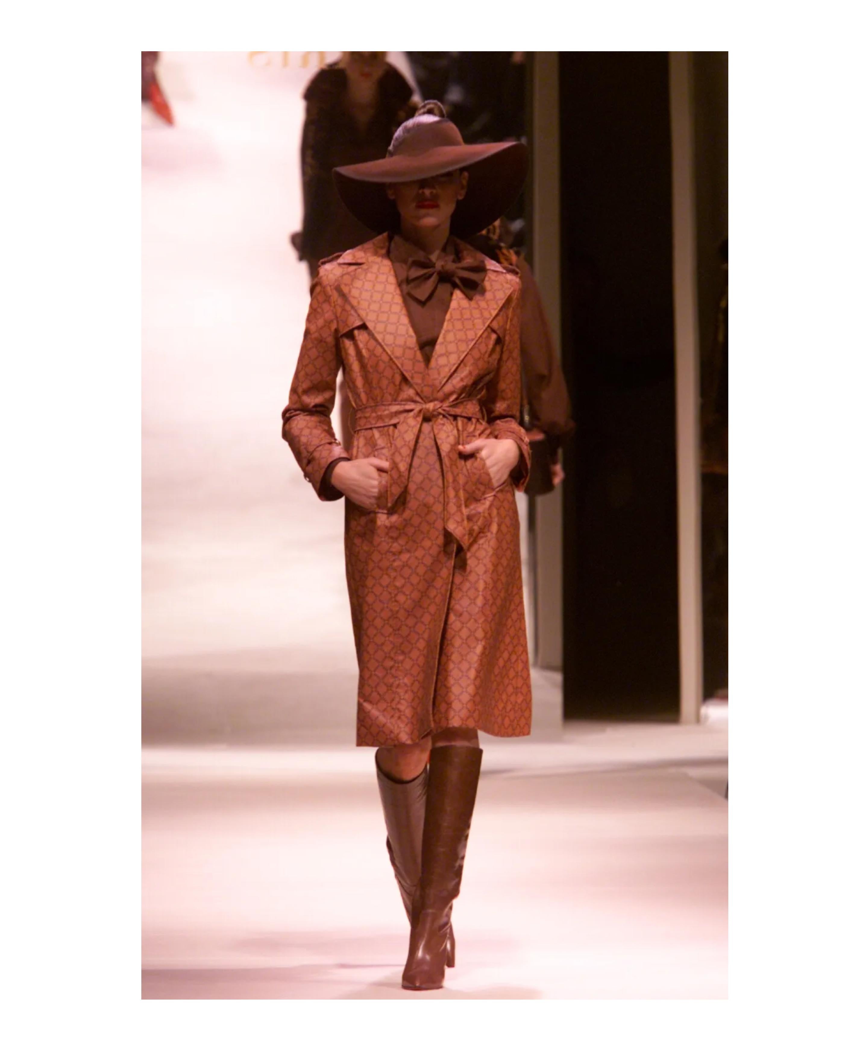 Jeremy Scott - Collezione Autunno 2000 di Parigi: un taglio sartoriale  Trench stampato rovesciato 