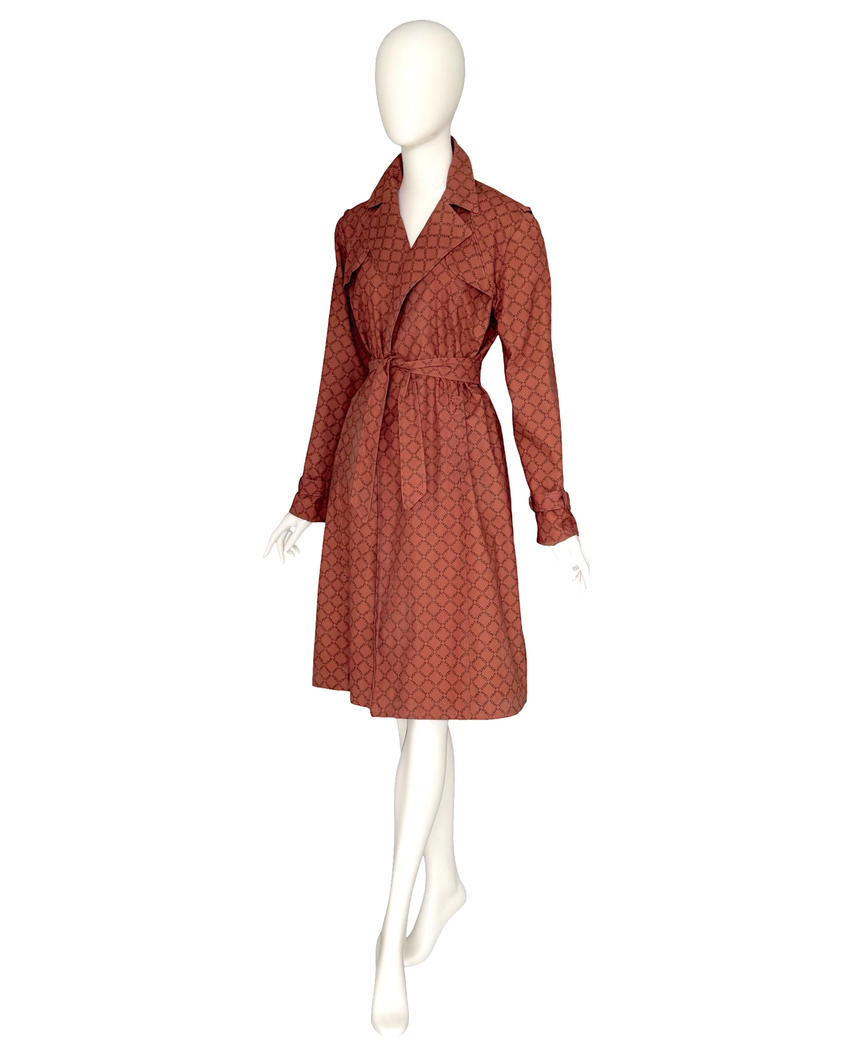 Marrone Collection'S di Jeremy Scott Collezione Autunno 2000 Trench sartoriale stampato invertito a Parigi in vendita