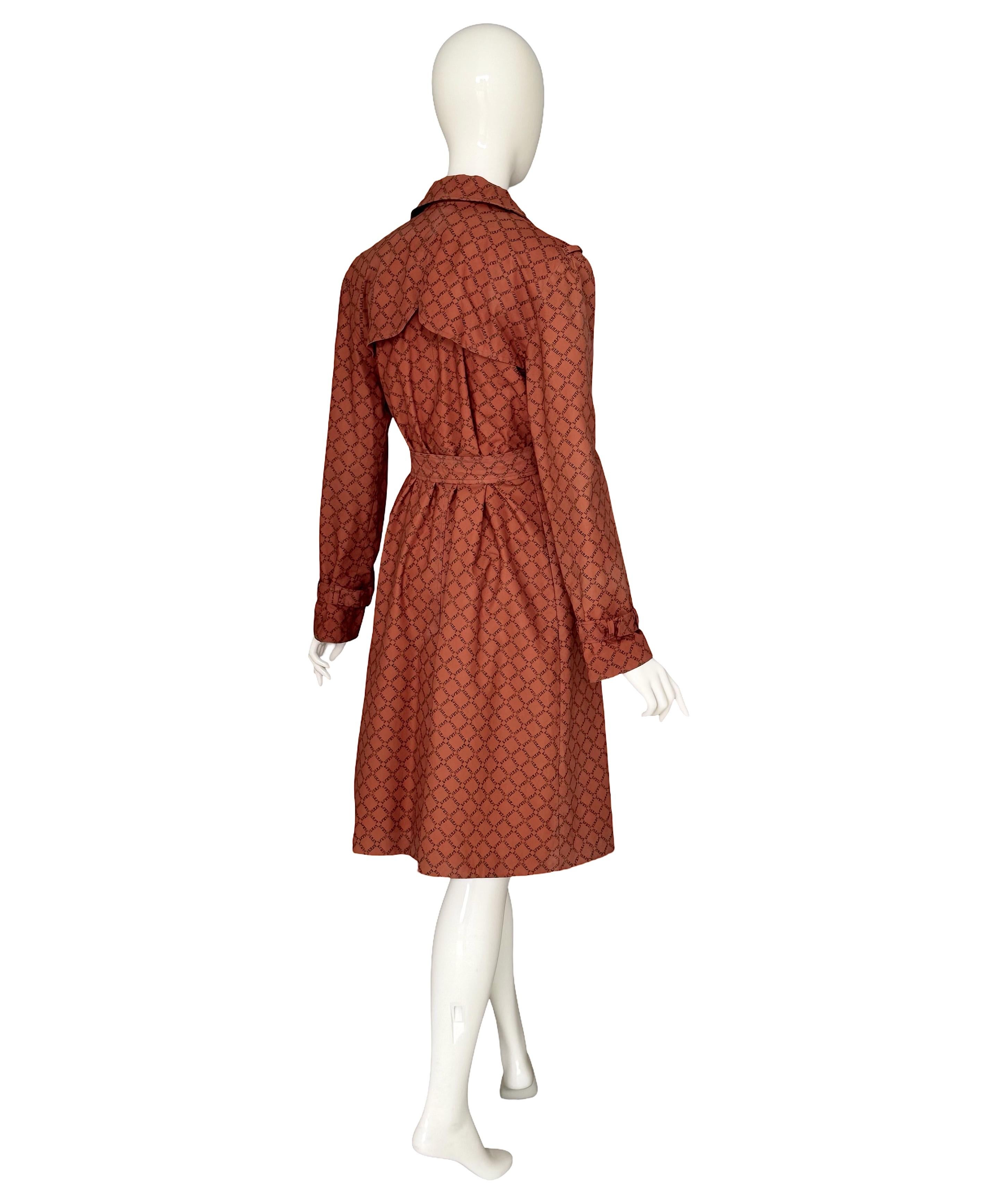 Collection'S di Jeremy Scott Collezione Autunno 2000 Trench sartoriale stampato invertito a Parigi in vendita 2