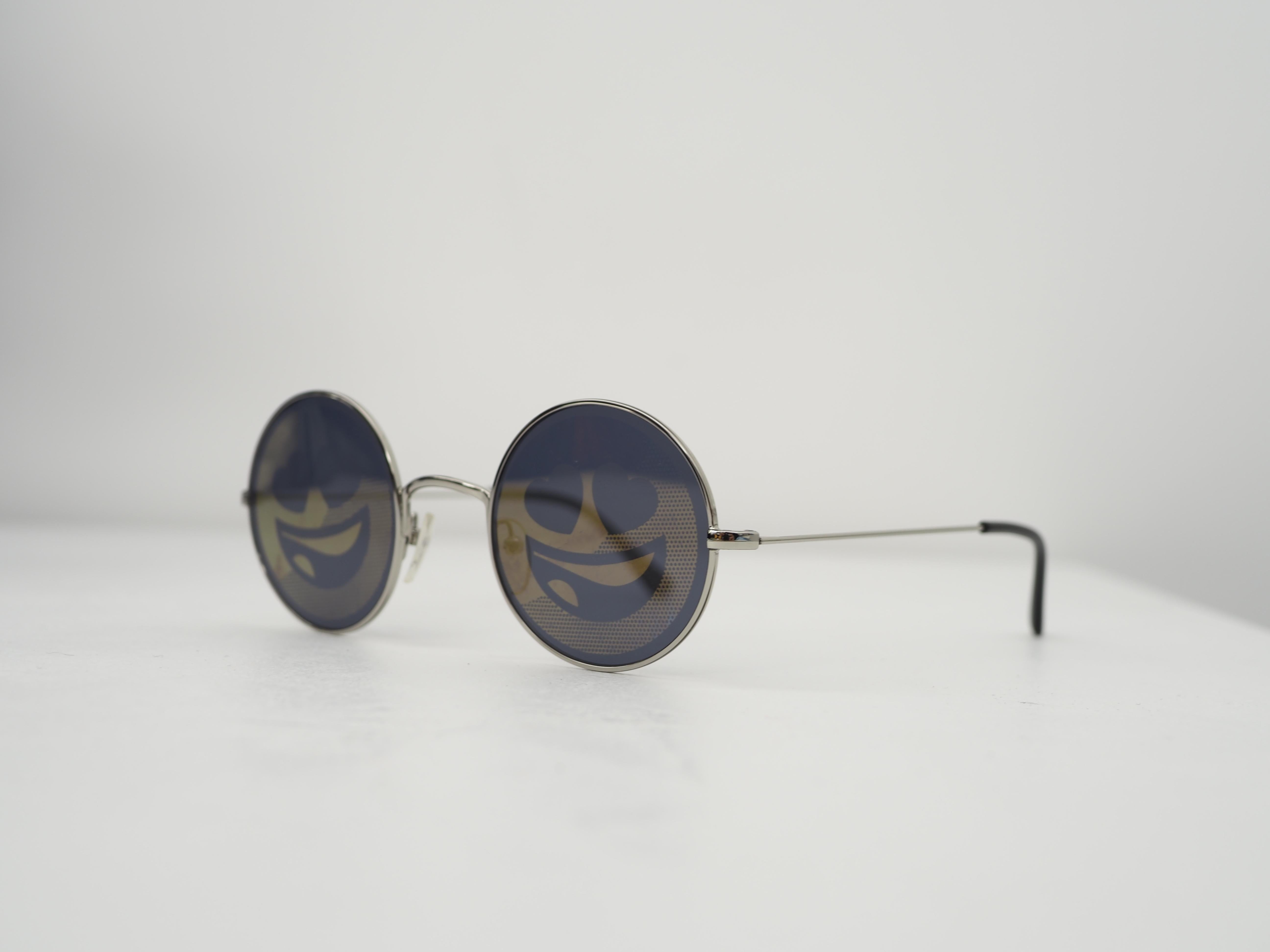 Jeremy Scotto lächelt mit Sonnenbrille (Grau) im Angebot