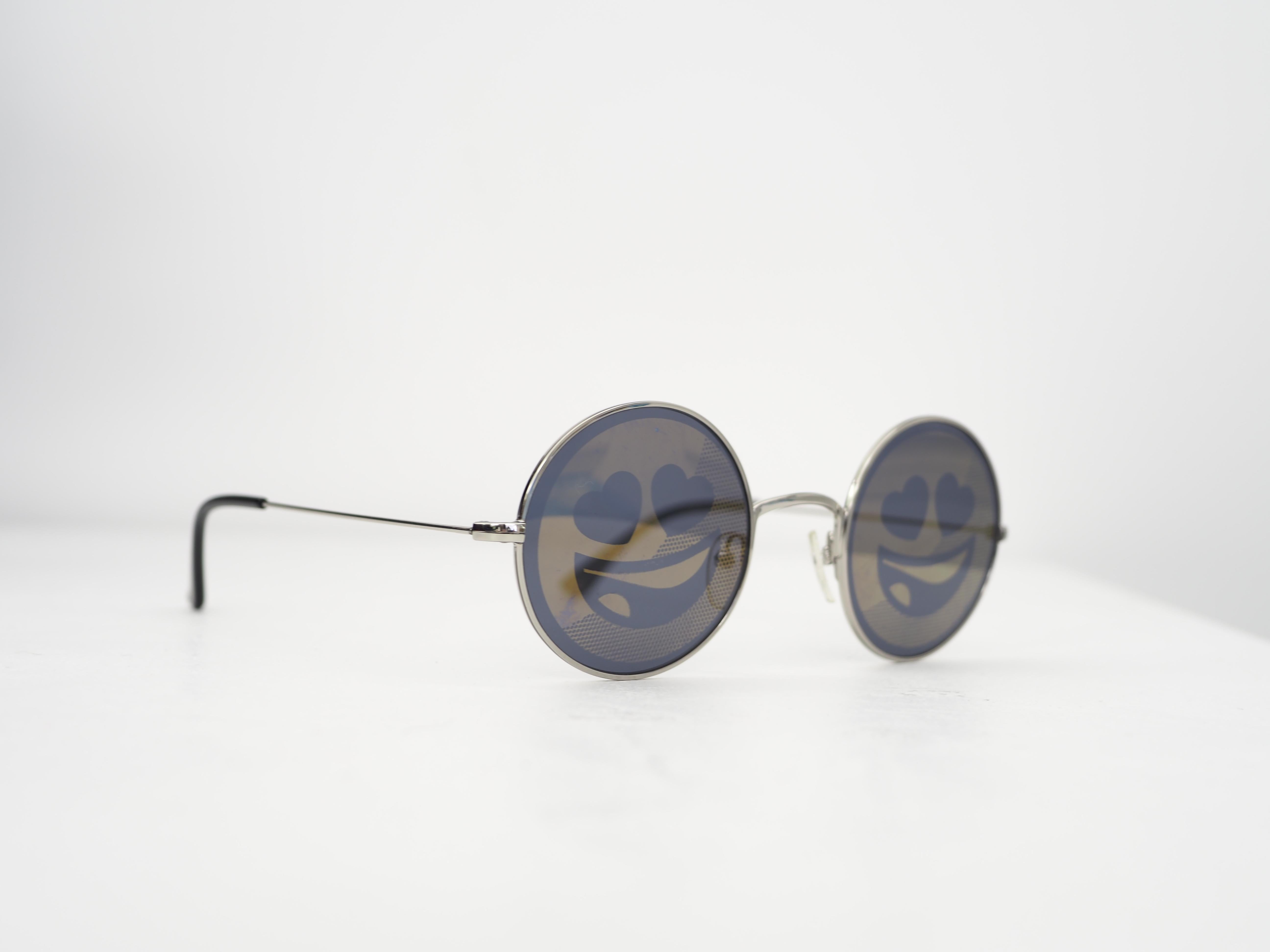 Jeremy Scotto lächelt mit Sonnenbrille für Damen oder Herren im Angebot
