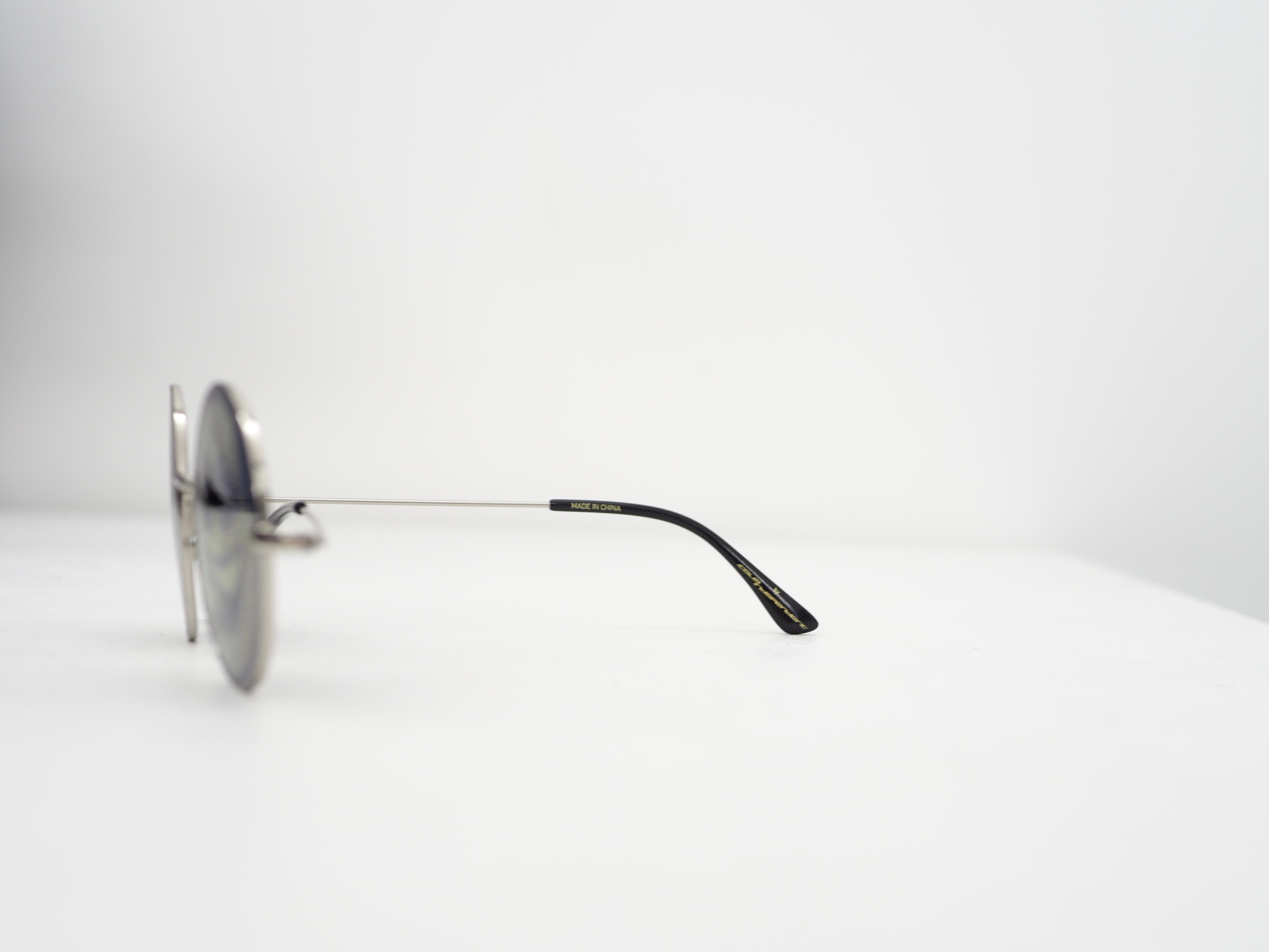 Jeremy Scotto lächelt mit Sonnenbrille im Angebot 3
