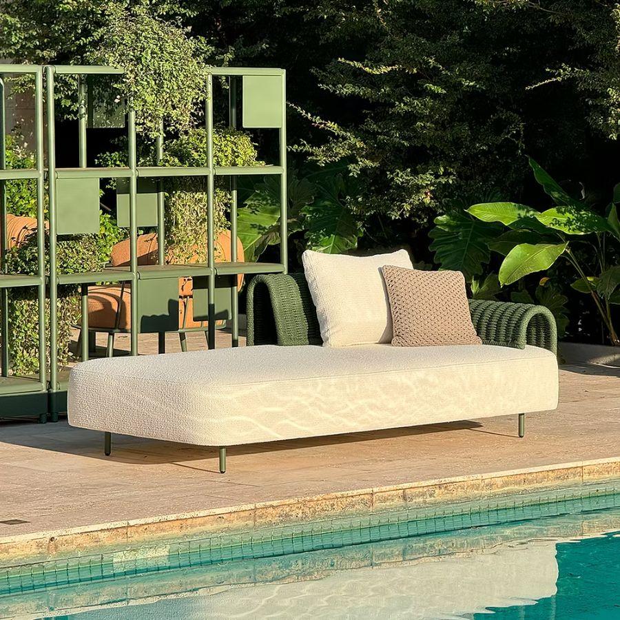 La Chaise Jeri si ispira al gioco di linee rette e curve tipico dell'architettura modernista. Parte di un sistema modulare per esterni, è realizzata con una resistente struttura in alluminio e presenta un lussuoso rivestimento in corda bouclé, che