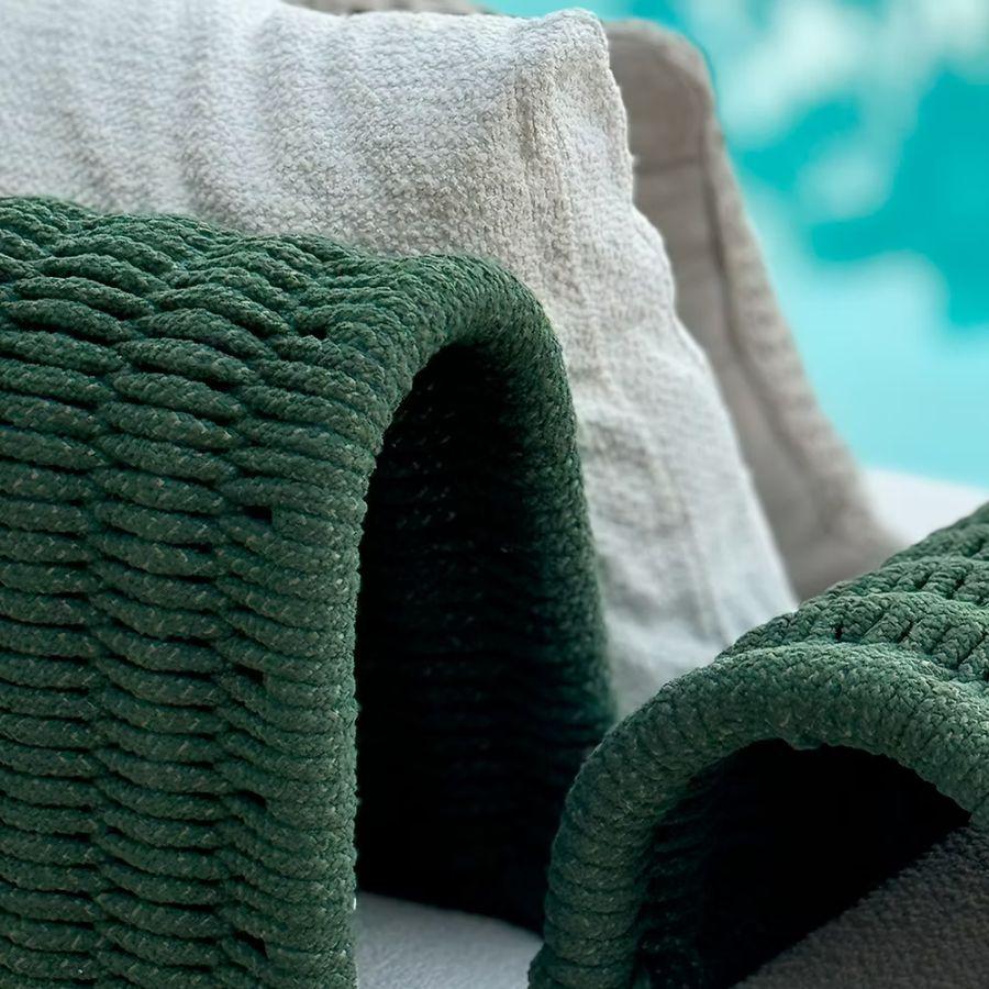 Fatto a mano Chaise Jeri, salotto moderno modulare per esterni in alluminio con bouclé in vendita