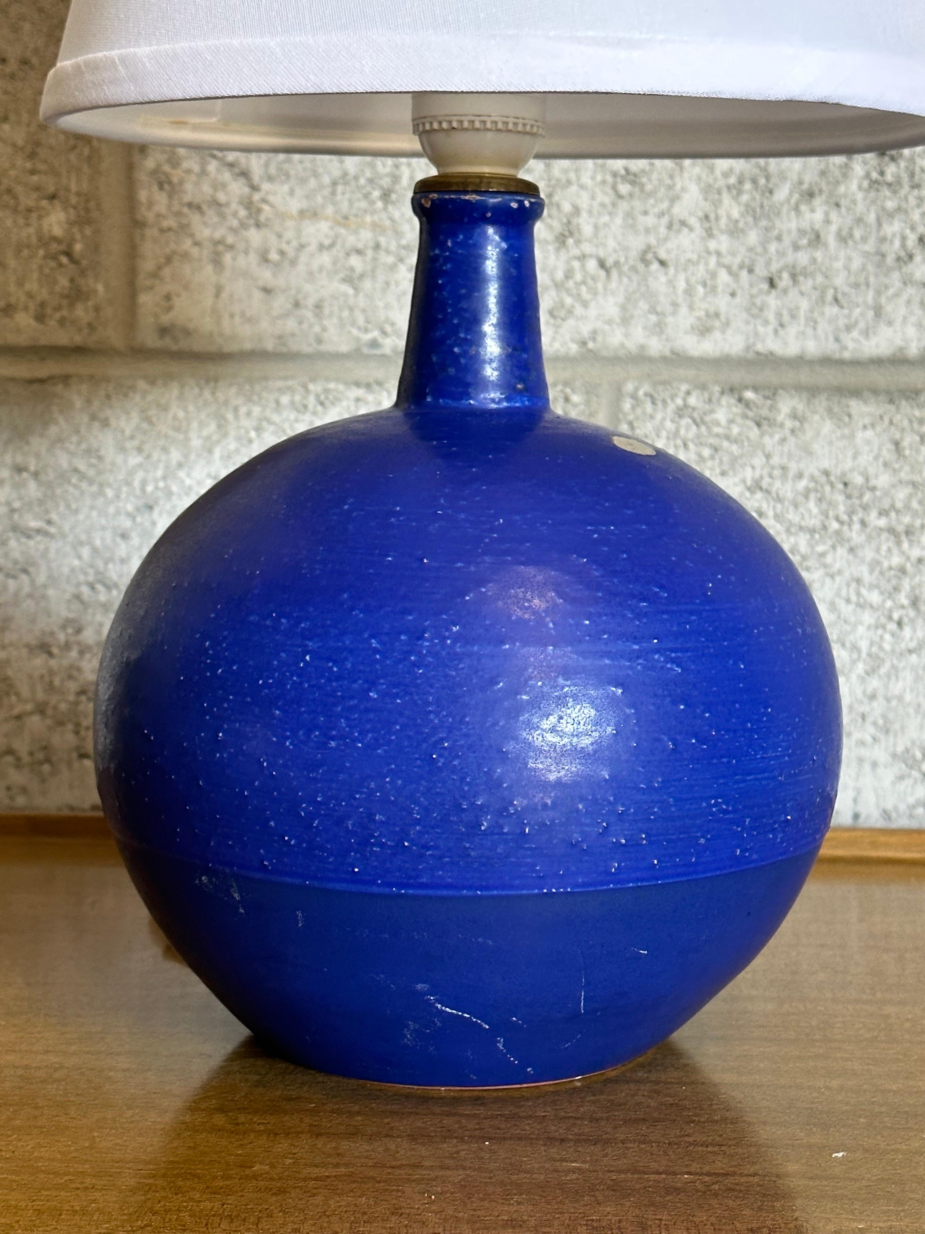 Charmante lampe de table conçue par Jerk Werkmaster pour Nittsjo Suède vers les années 1940. Merveilleuse couleur bleue à deux tons, avec une partie supérieure poreuse et rugueuse et une partie inférieure plus foncée et plus plate. Une forme