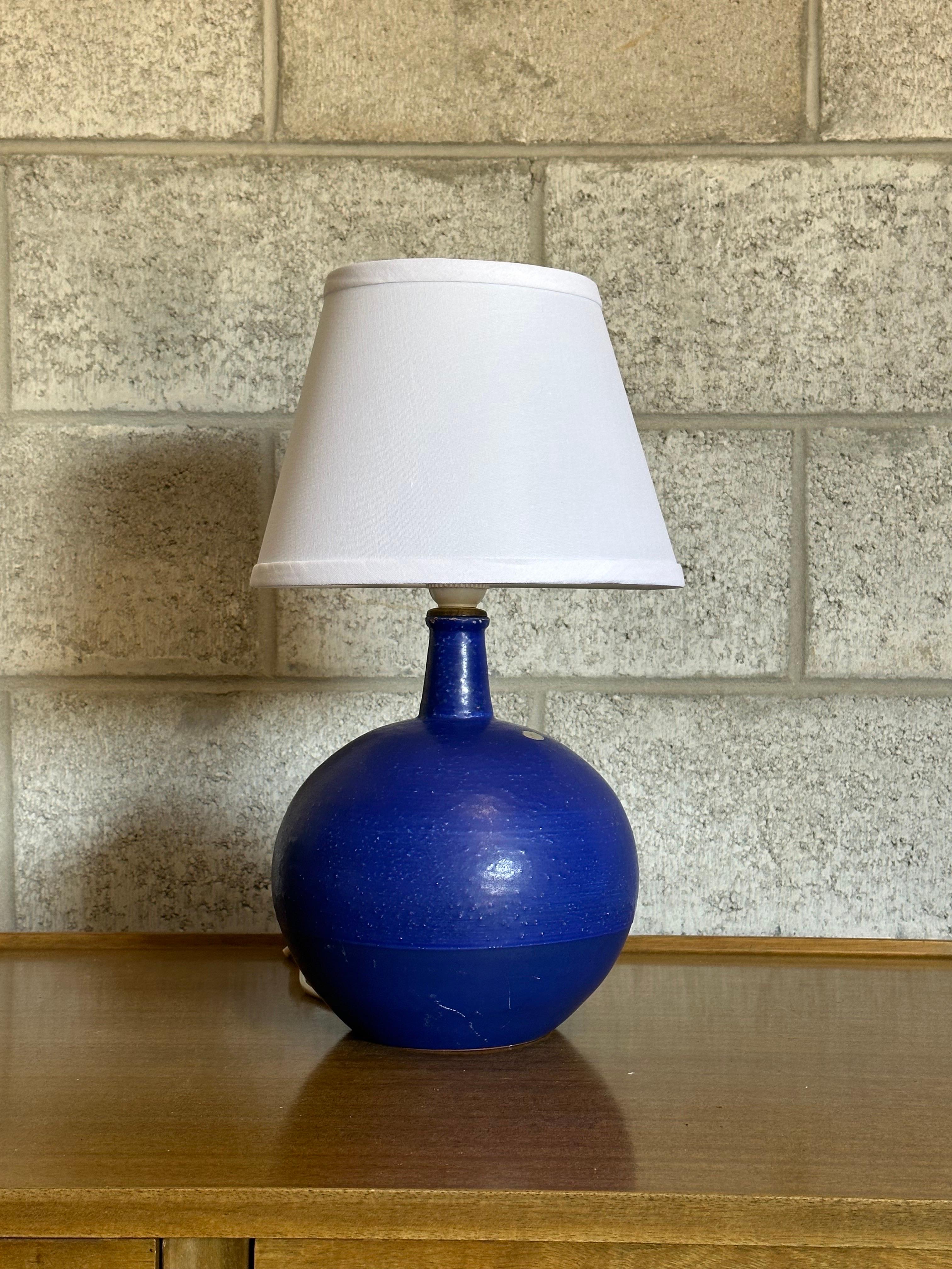 Mid-Century Modern Lampe de table Jerk Werkmäster en céramique, Nittsjö Suède, années 1940 en vente