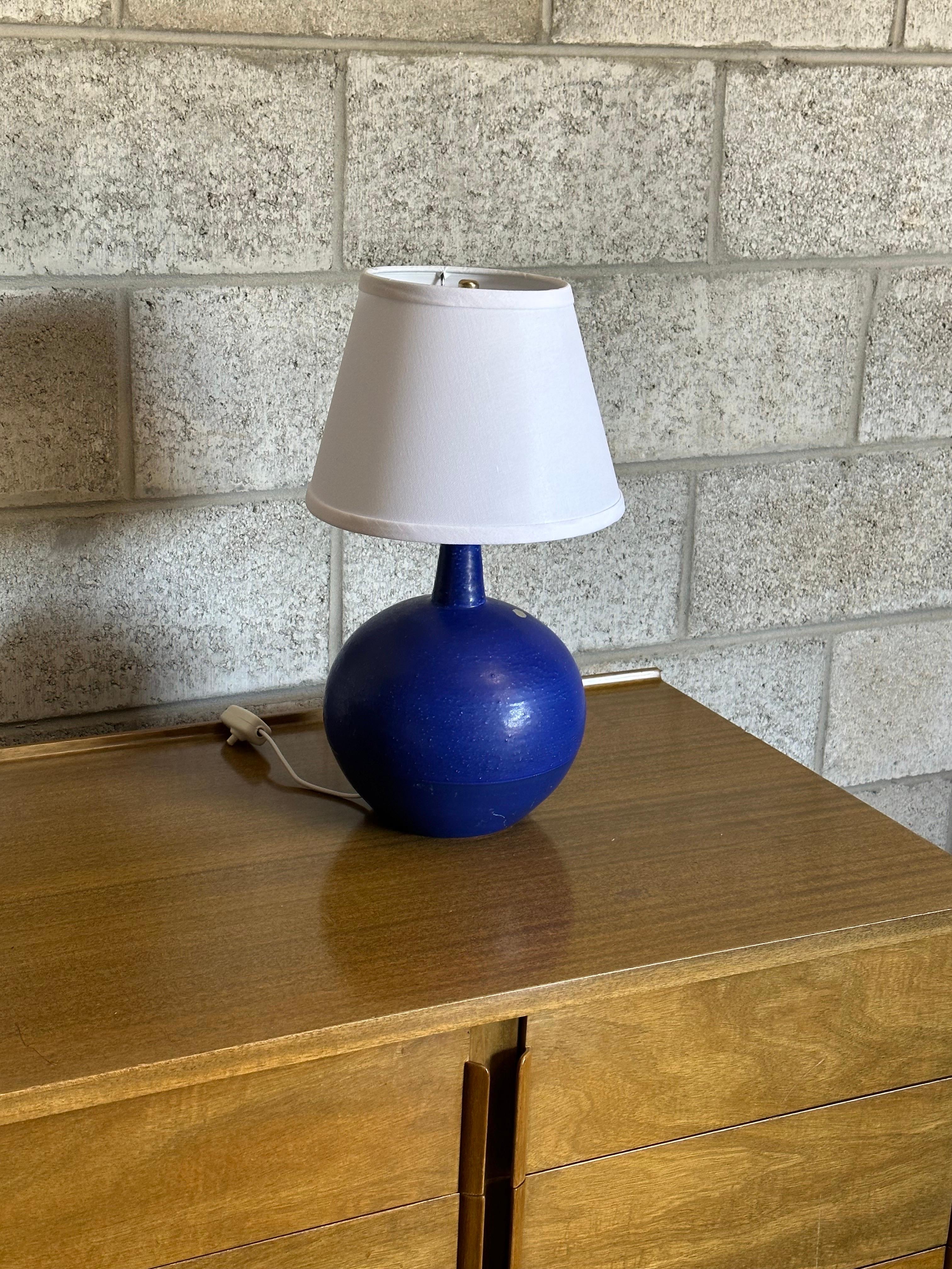 Suédois Lampe de table Jerk Werkmäster en céramique, Nittsjö Suède, années 1940 en vente