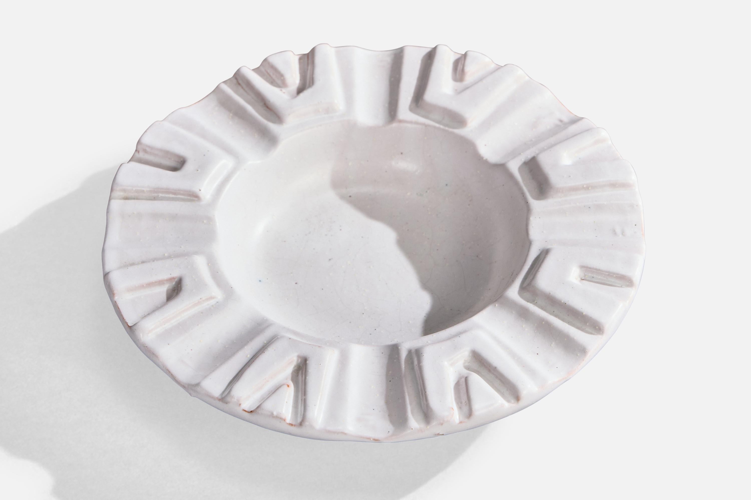 Plat en céramique laquée blanc conçu par Jerk Werkmäster et produit par Nittsjö, Suède, vers les années 1930.

Dimensions globales (pouces) : 1.25 