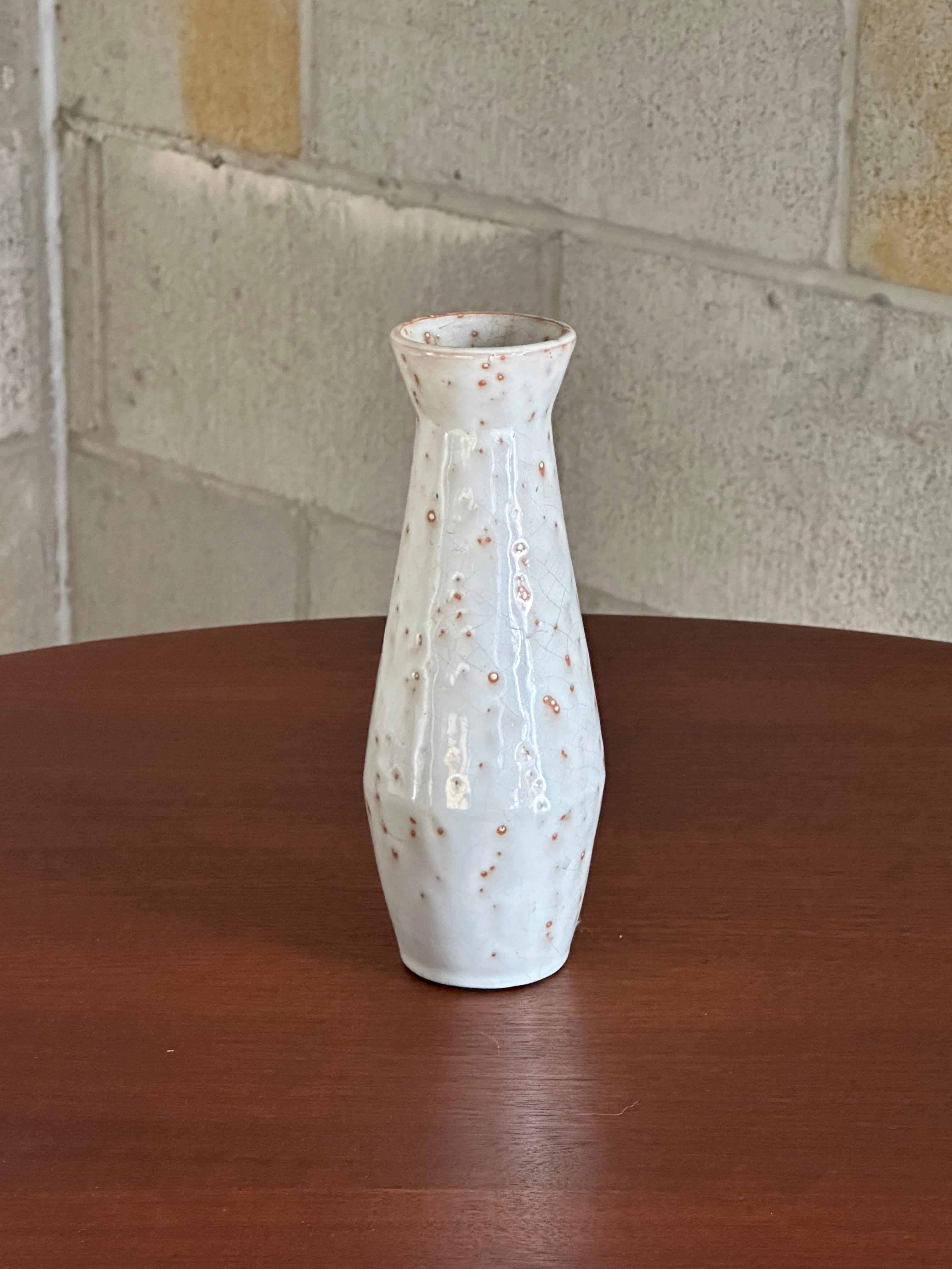 Vase intemporel conçu par Jerk Werkmäster et produit par Nittsjö. Whiting présente un corps grisâtre blanc cassé avec des taches de couleur rouille. Il est tout aussi pertinent aujourd'hui qu'il l'était à l'époque où il a été réalisé.