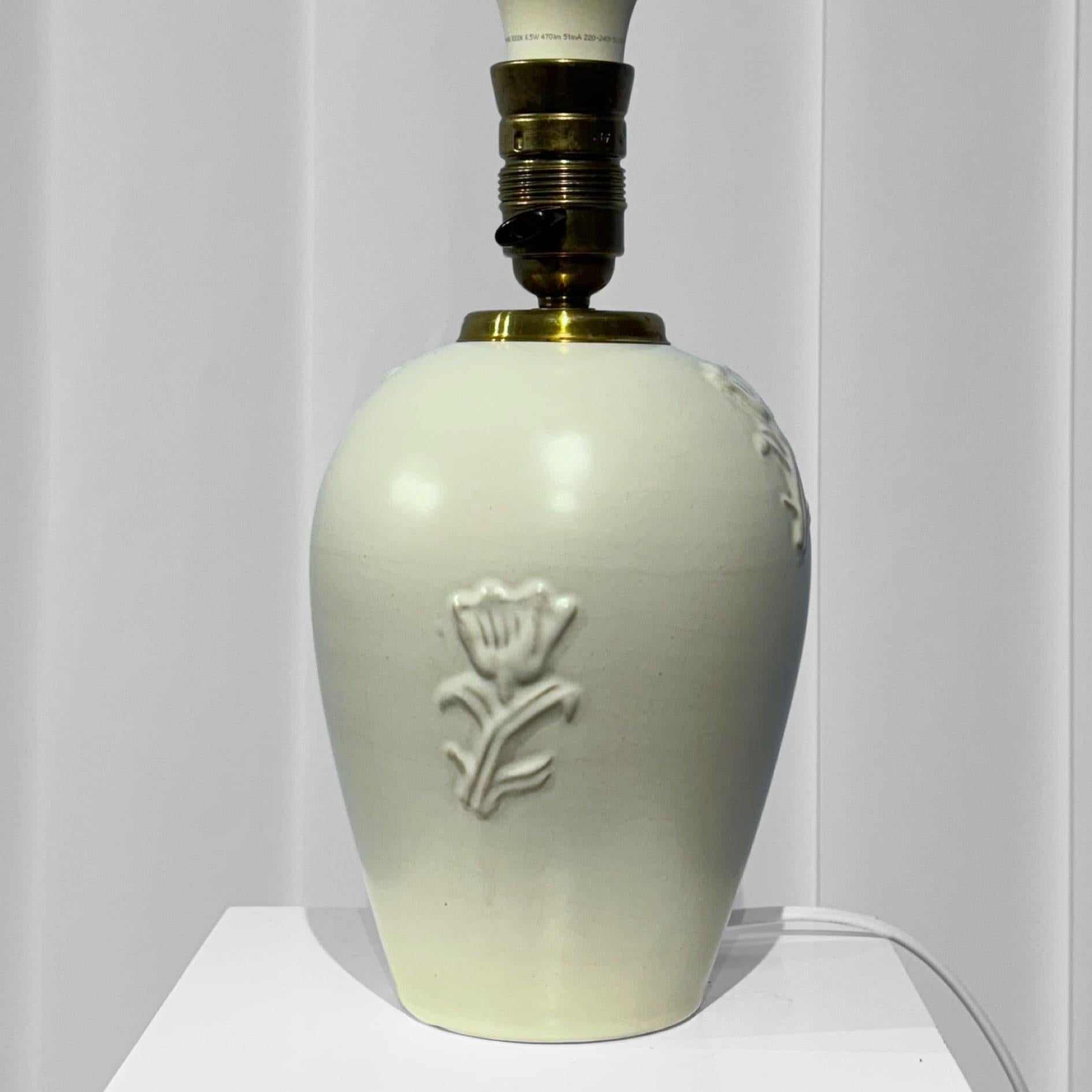 Ruck Werkmäster, skandinavische Keramik-Tischlampe, Nittsjö, Schweden, 1940er Jahre (Schwedisch) im Angebot